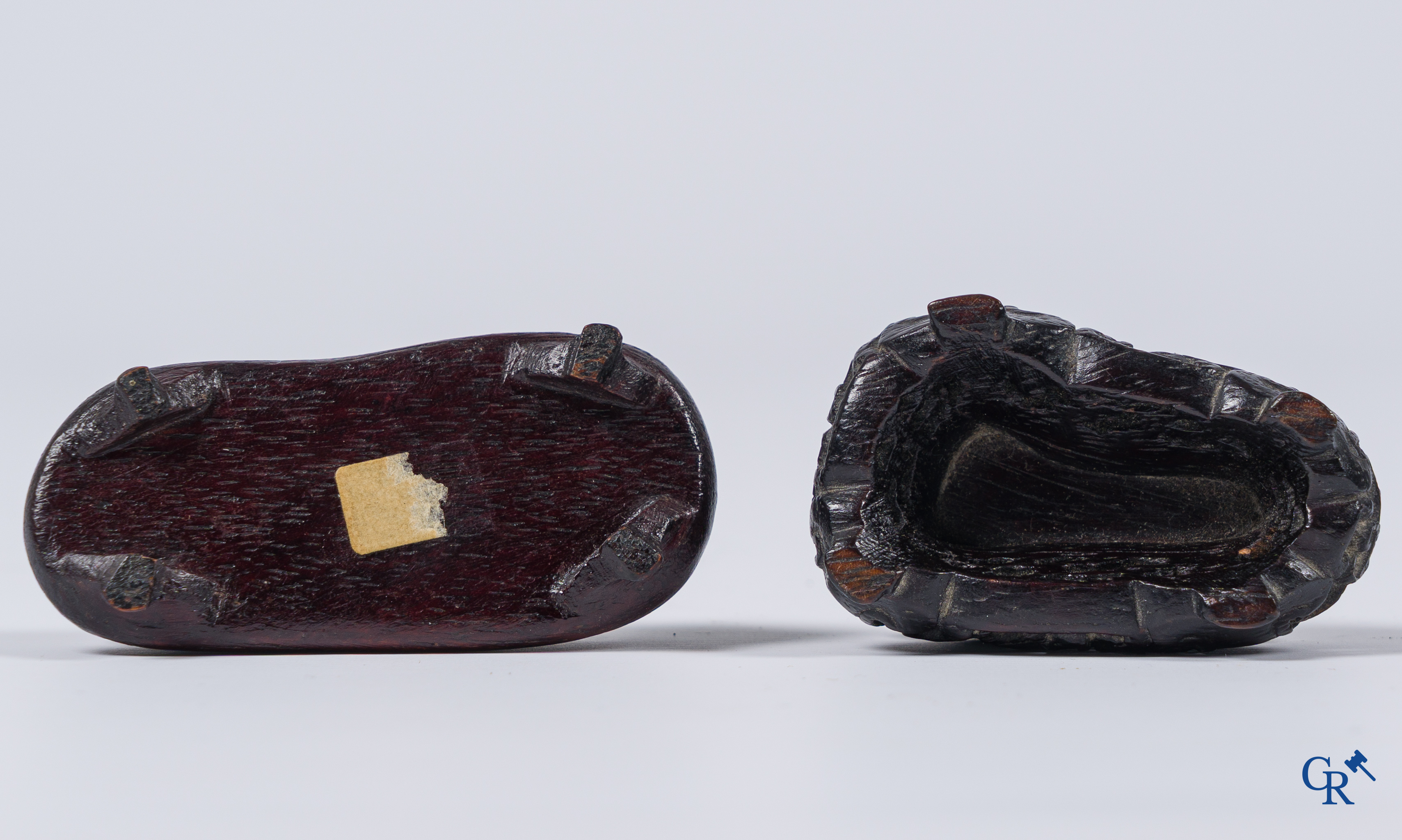 Aziatica. Een bleek celadon en roestbruin kleurige jade hertengroep en een bruinkleurig mythisch beest in jade.