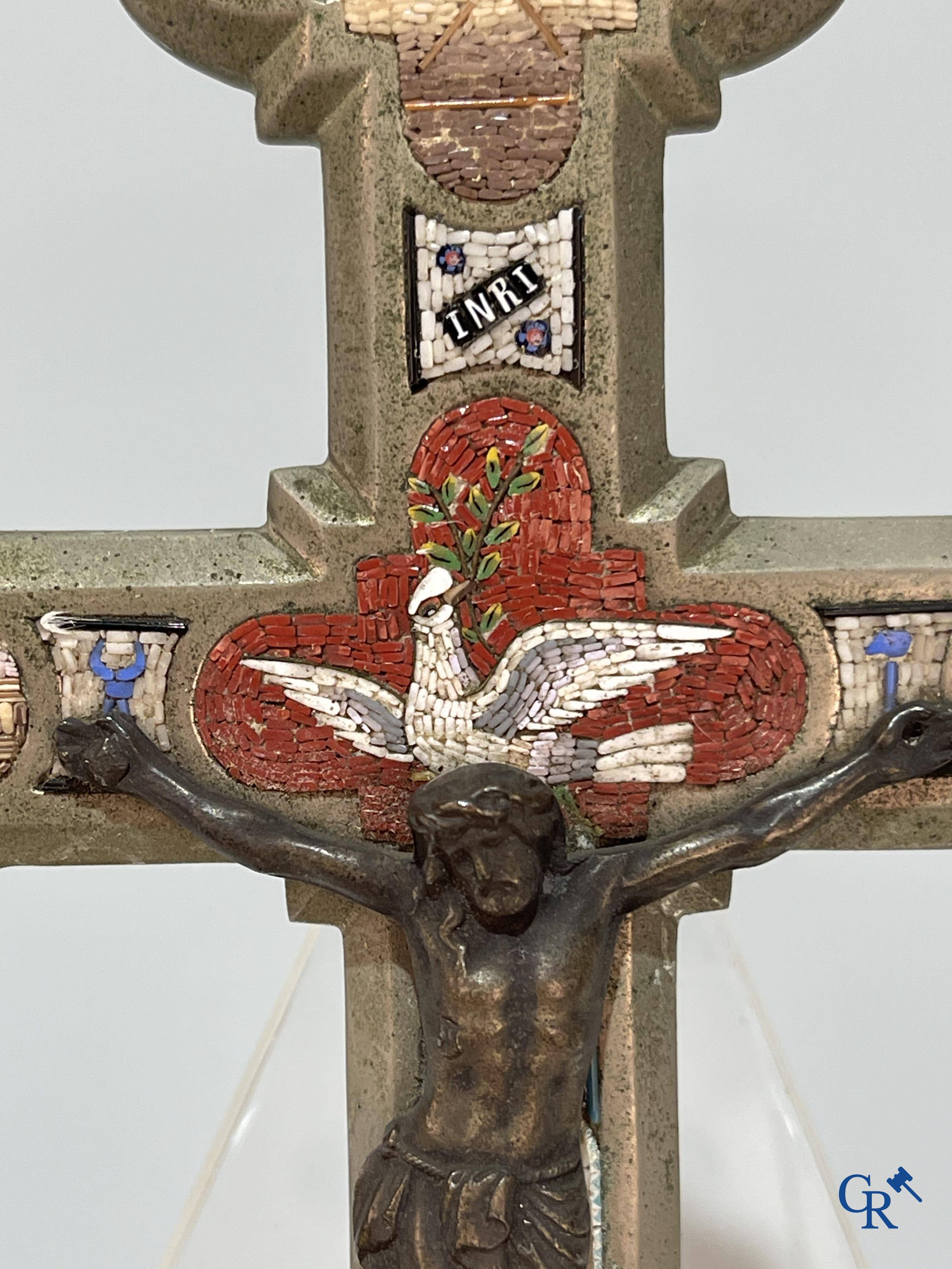 Religieuze objecten, een bronzen kruis met fijn ingelegde micro mozaiek. Eind 19de eeuw.