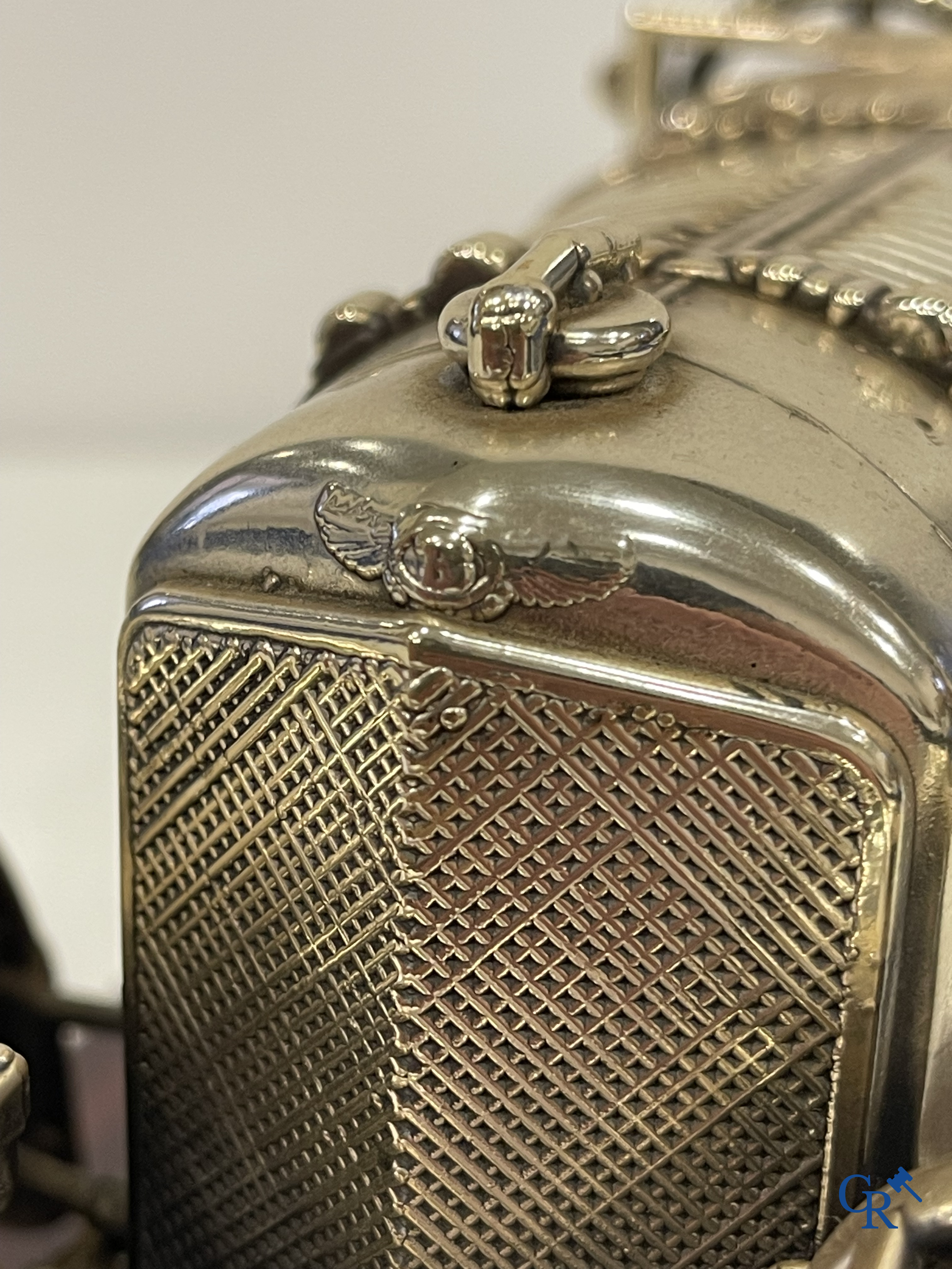 Bentley, een uitzonderlijk fijn gedetailleerd sterling zilveren 925°/00 schaalmodel van een 30 er jaren Bentley.