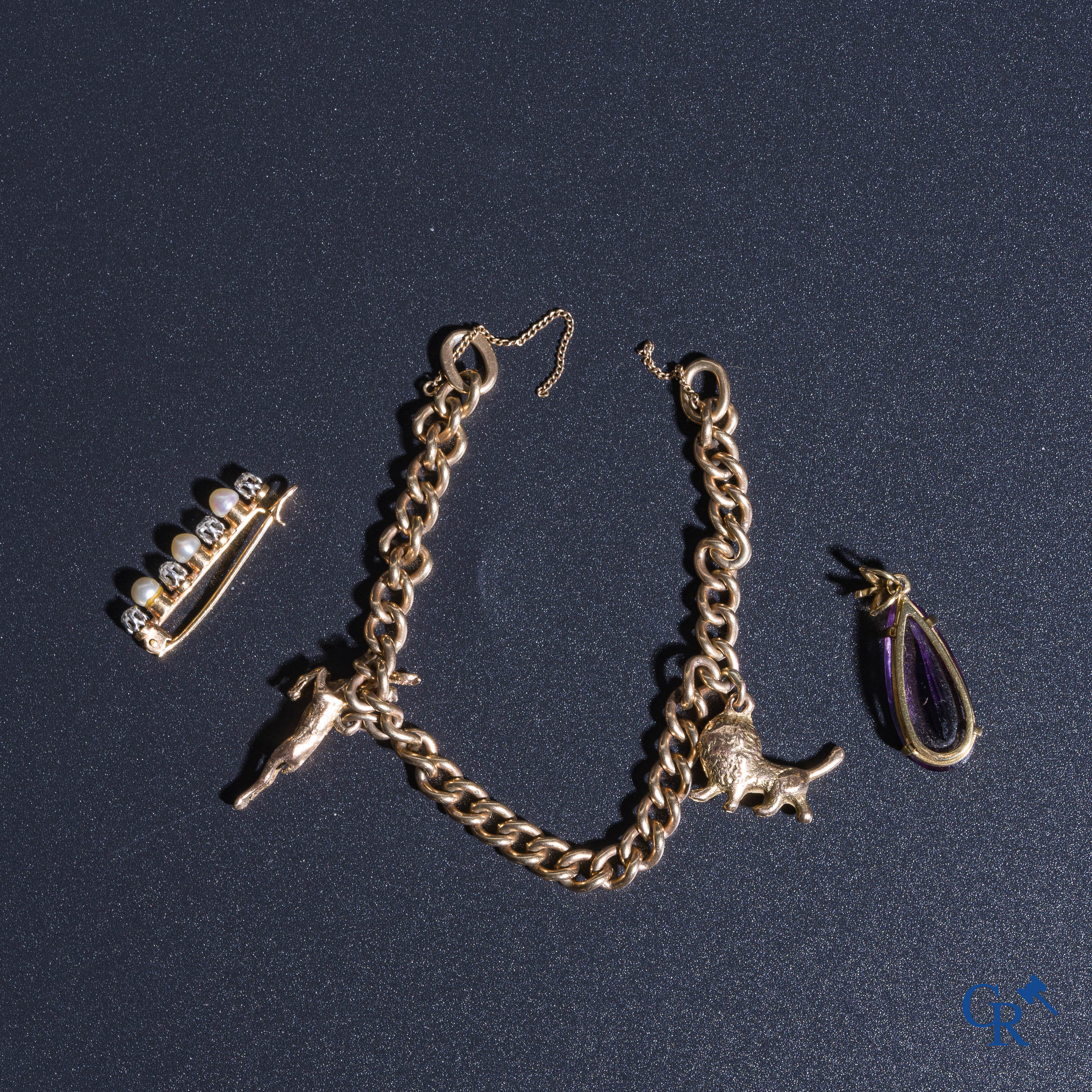 A lot with a pendant and a brooch in gold 18K (750°/00) and a bracelet in gold 9K (375°/00).