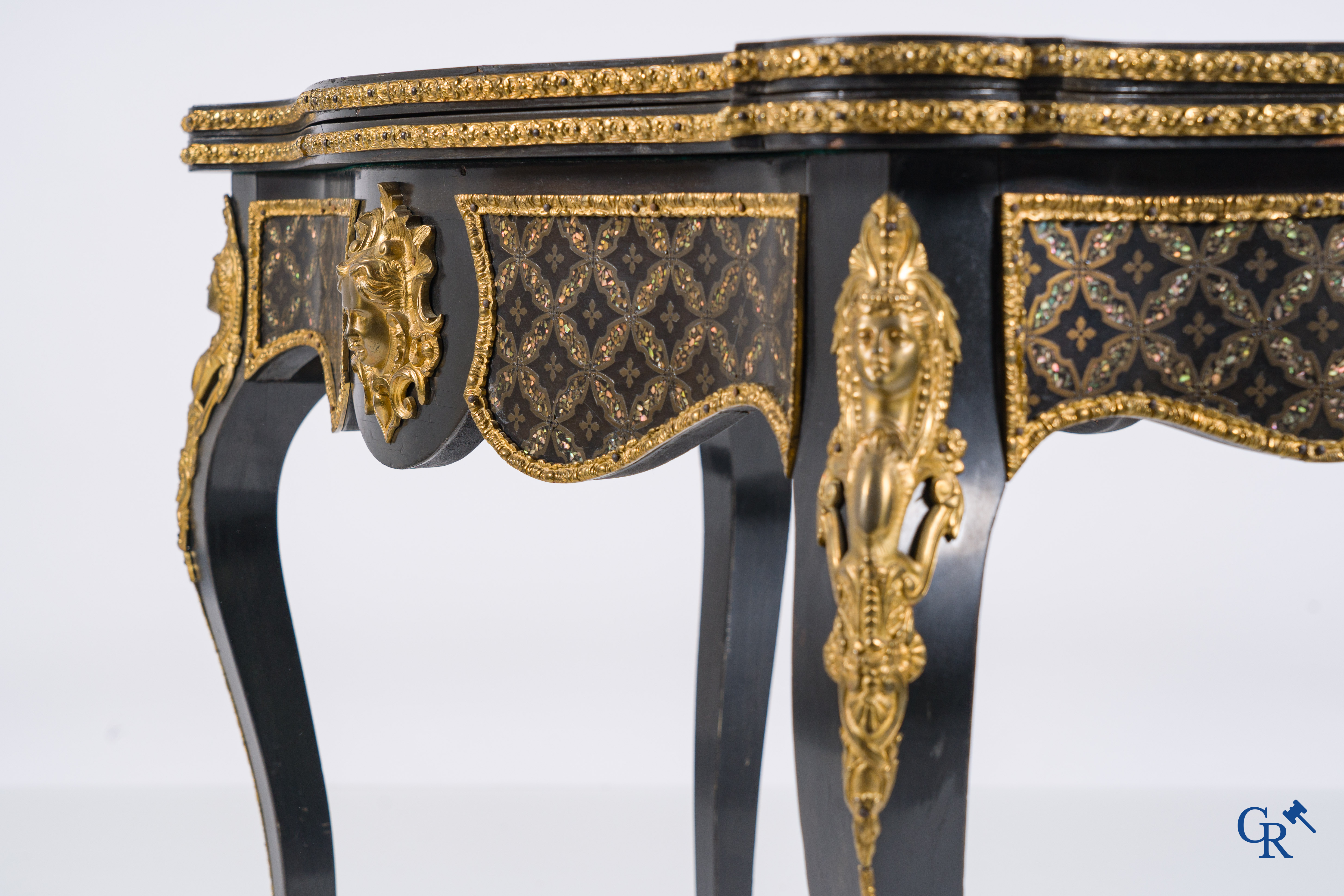 Une table à jeu avec des bronzes finement ciselés et dorés avec du marquetterie de cuivre et de nacre. Circa 1880.