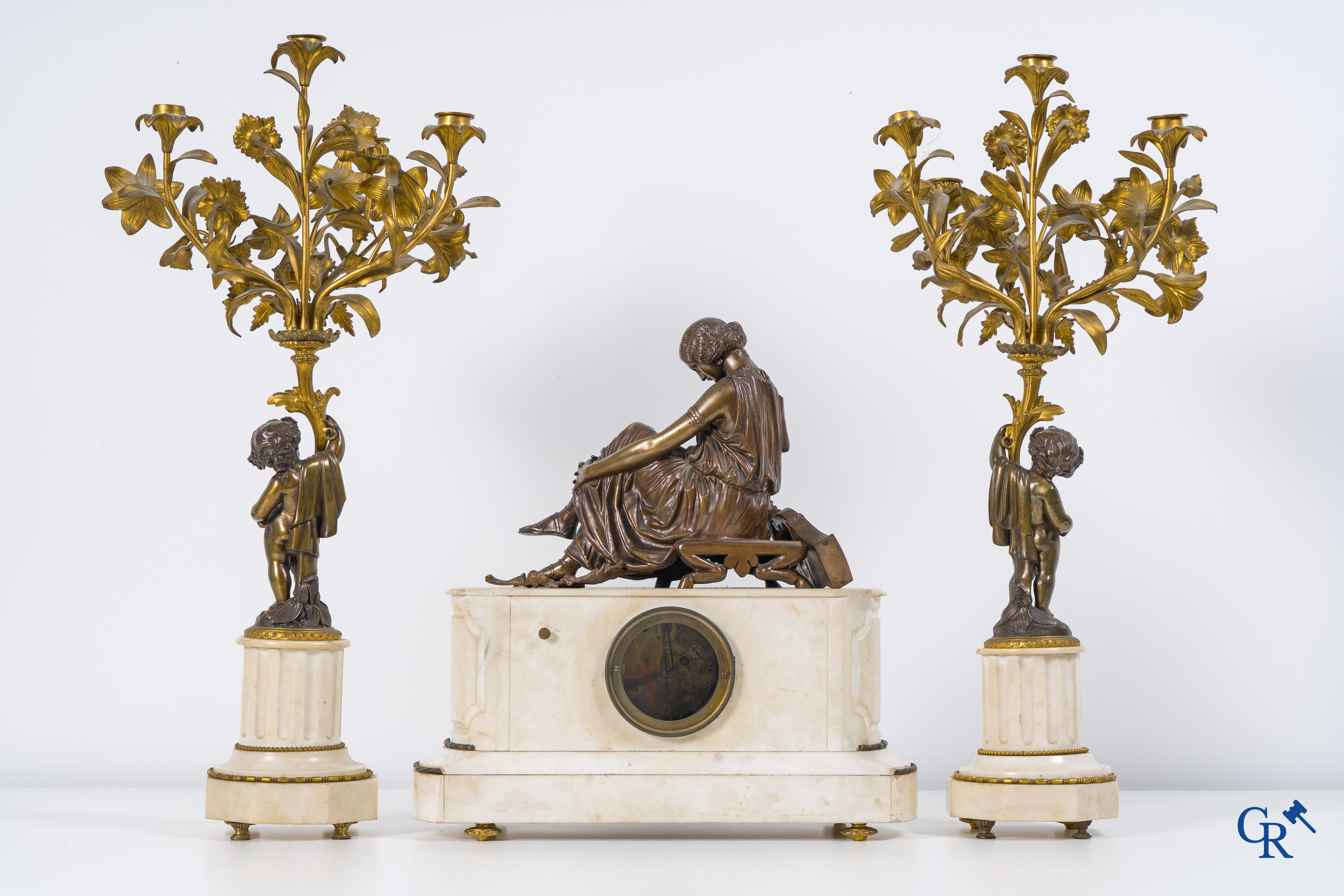 Garniture de cheminée en marbre et bronze signée J. Pradier, Susse fondeur et Demeur Horloger du Roi.