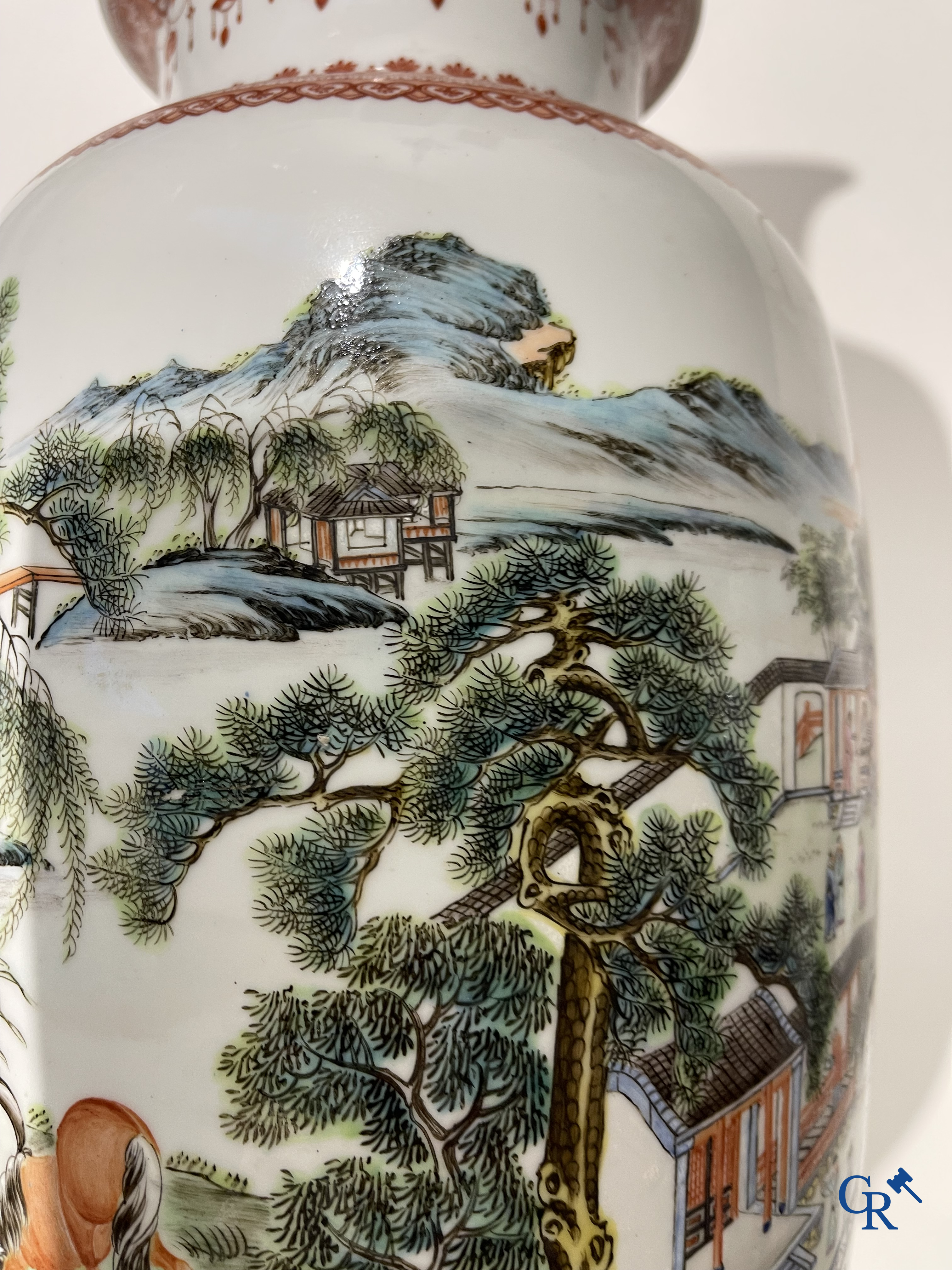 Art Asiatique, porcelaine chinoise. Une paire de vases chinois avec un décor de chevaux et de personnages.