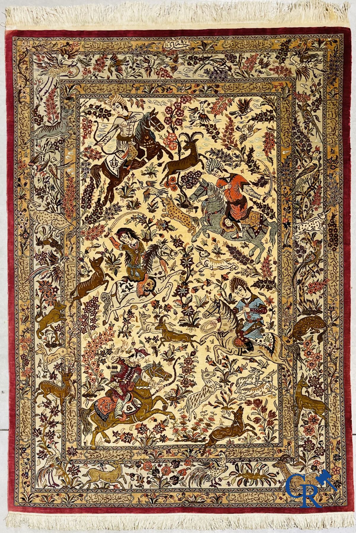 Tapis: Iran, Ghoum. Tapis persan signé en soie avec un décor de chasse.