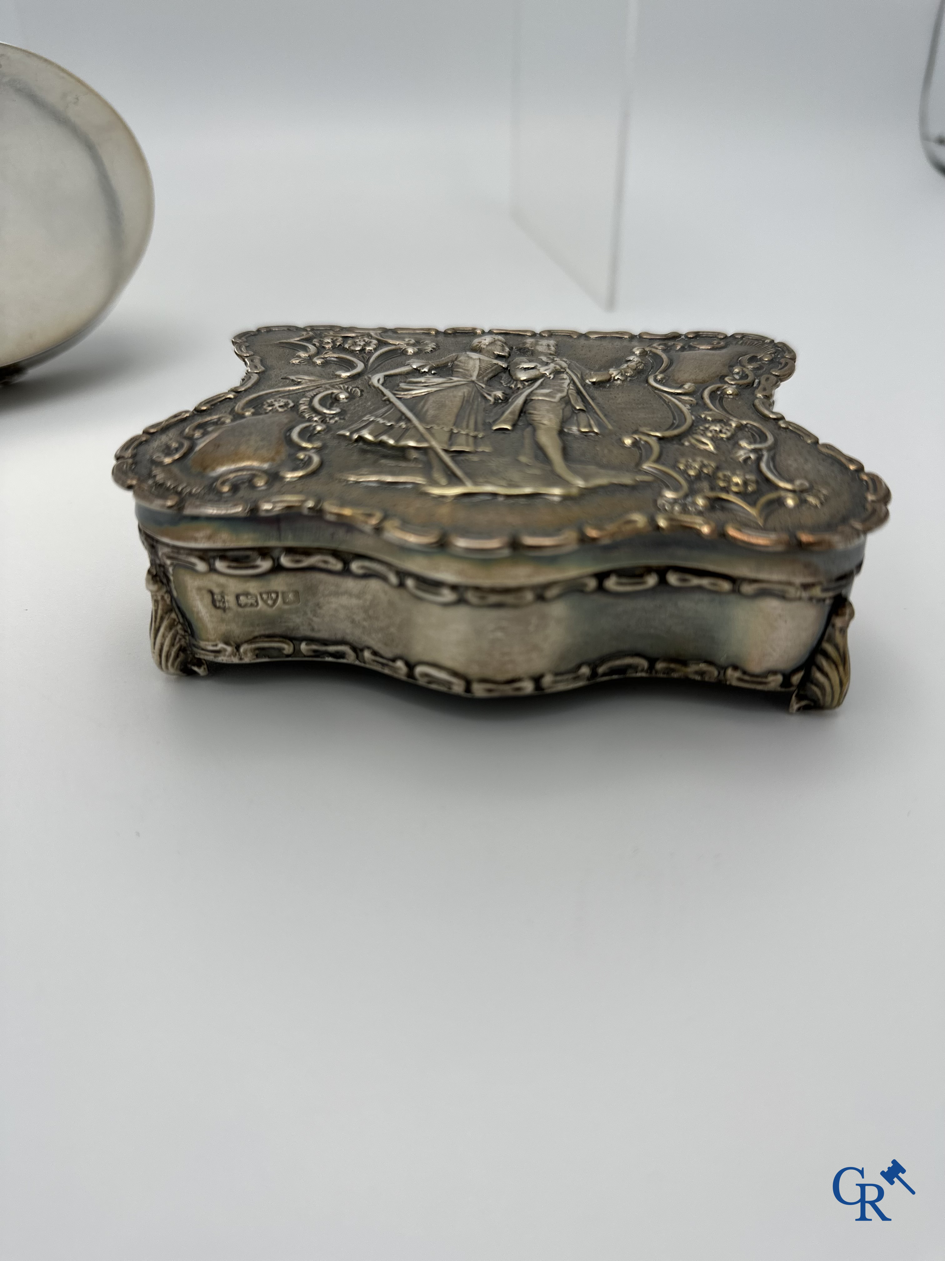 Silver: 2 silver boxes with decor of characters. Multiple hallmarks.<br />
Total weight: 340 g.