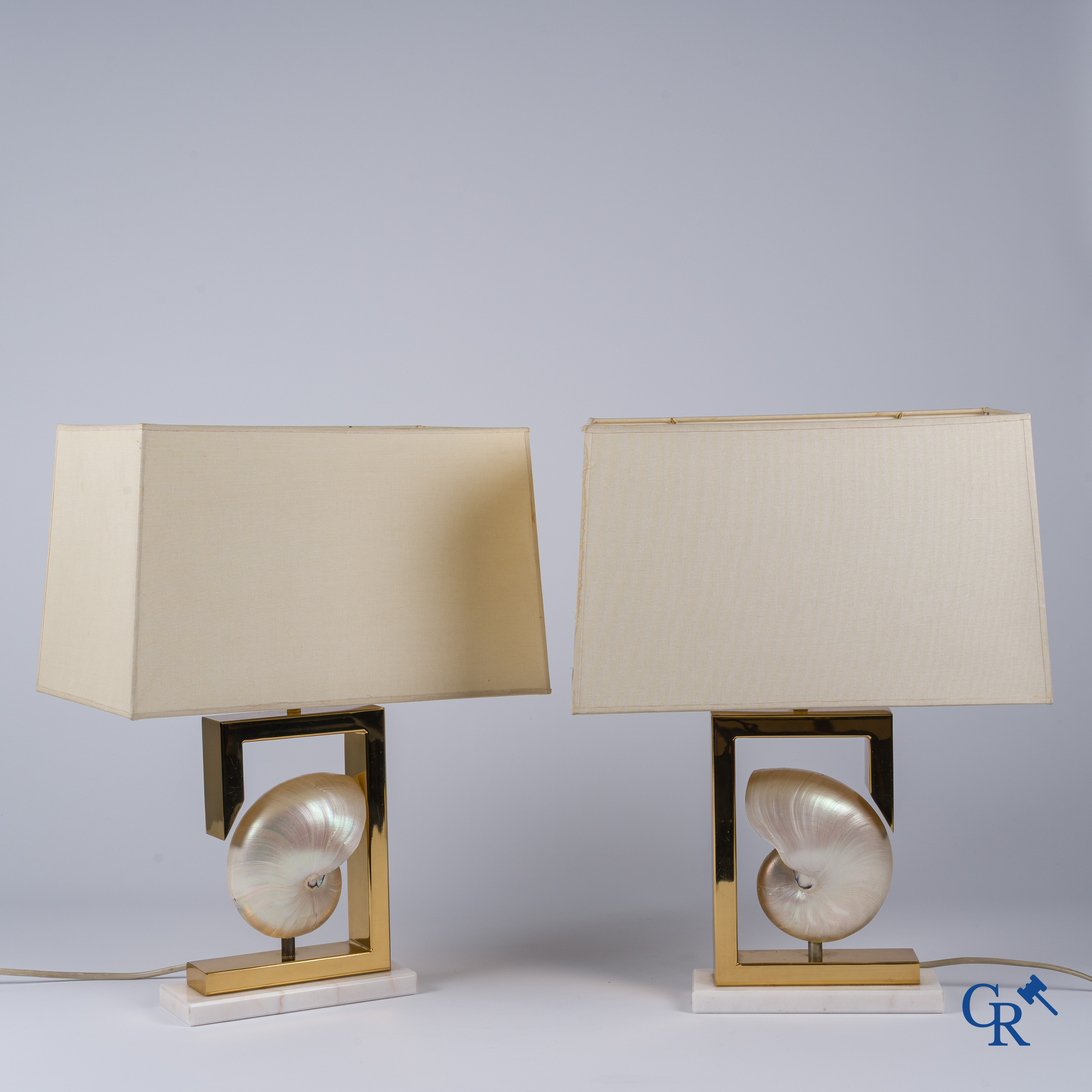 Een paar decoratieve lampen met parelmoer schelpen. Circa 1980.