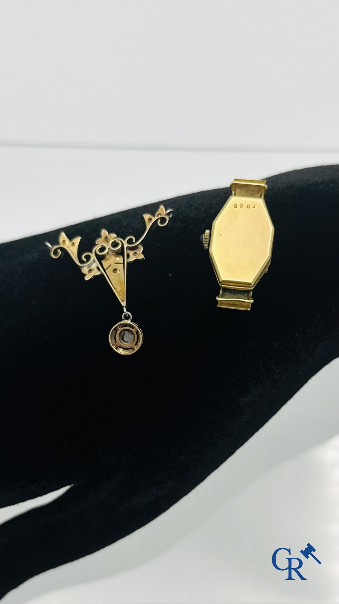 Jewellery: Lot consisting of a pendant in white gold 18K and an Art Deco ladies movement 18K.