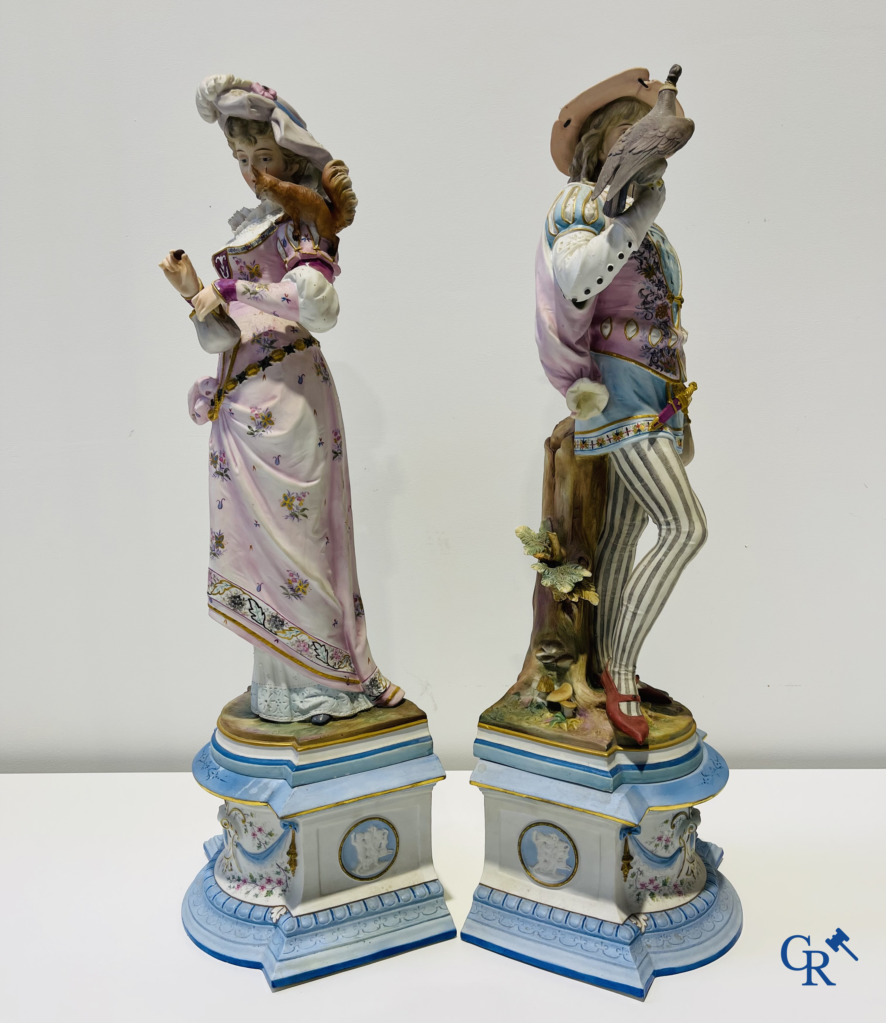 Exceptionnelle paire de grandes statues en biscuit polychrome et dorée. 2ème moitié du 19ème siècle.