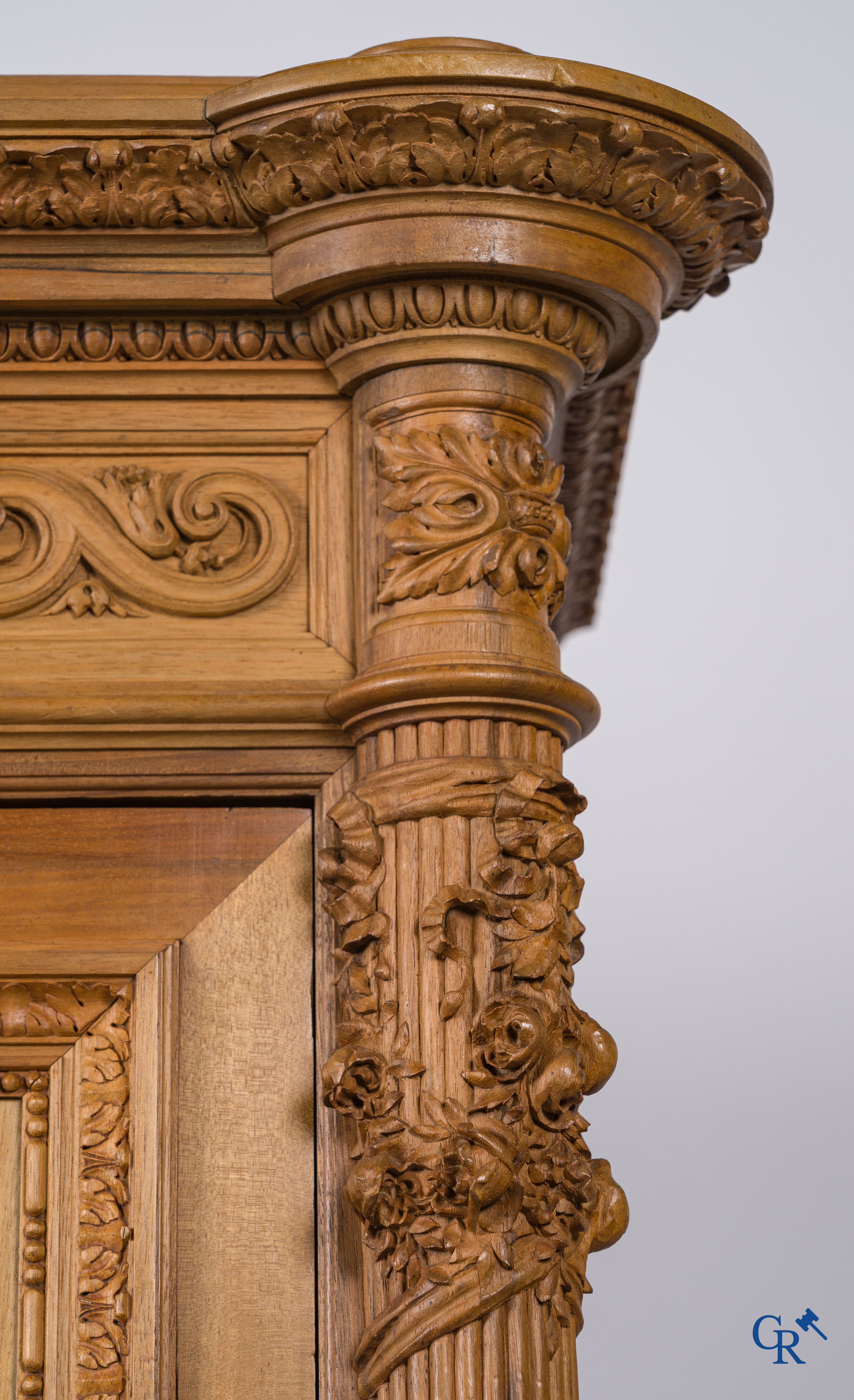 Cazanave Frères à Carcassonne. Een rijkelijk en fijn gesculpteerd meubel in LXVI-stijl met medaillon.