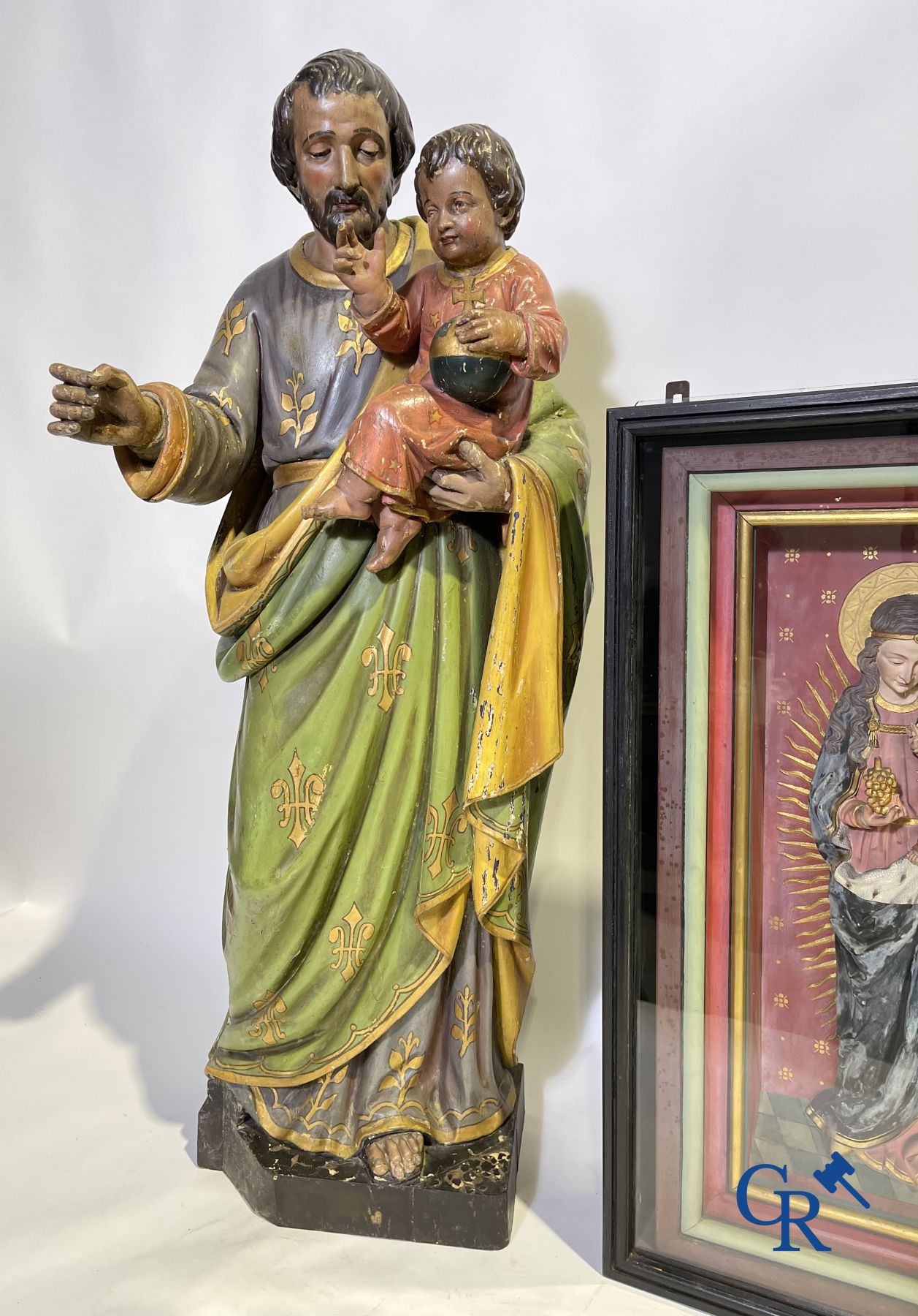 Une statue en bois du 19ème siècle et une vitrine en bois avec une représentation en plâtre d'une Vierge à l'enfant.