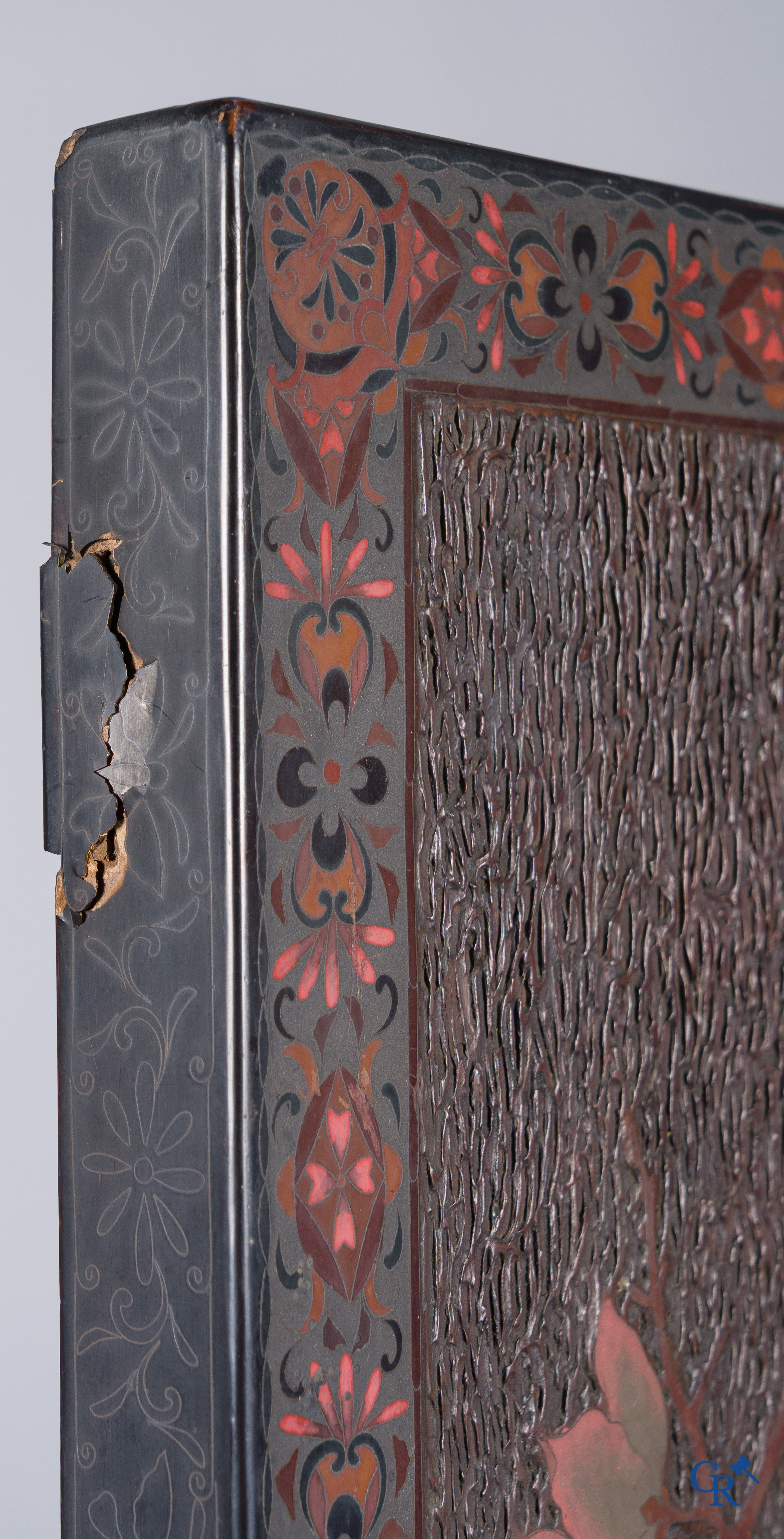 Aziatica, een groot houten paneel met lakwerk en inlegwerk. Bloemen en vlinder decor. 19e eeuw.