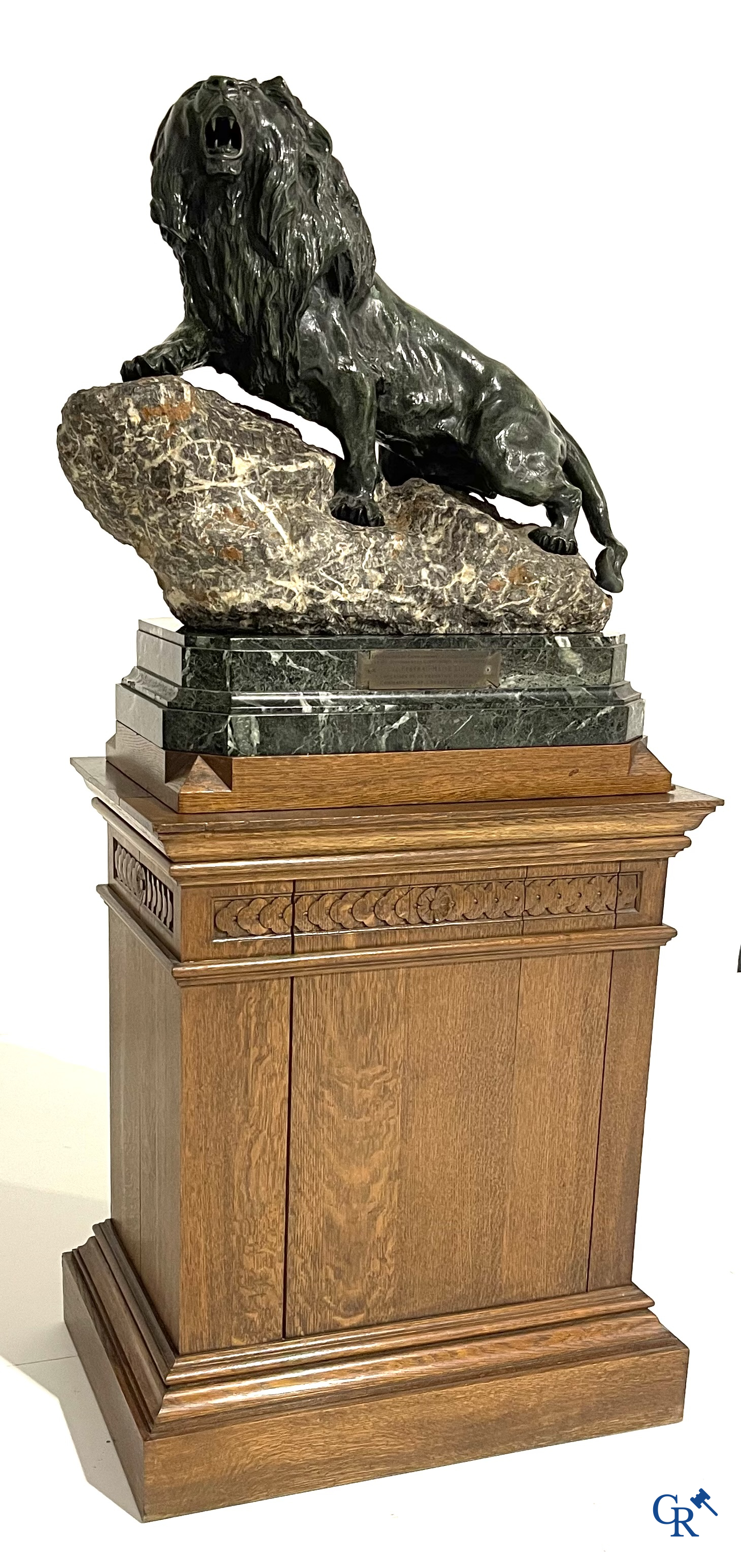 Thomas François Cartier (1879-1936) "Lion rugissant" Important groupe en bronze et pierre sur son socle en bois.