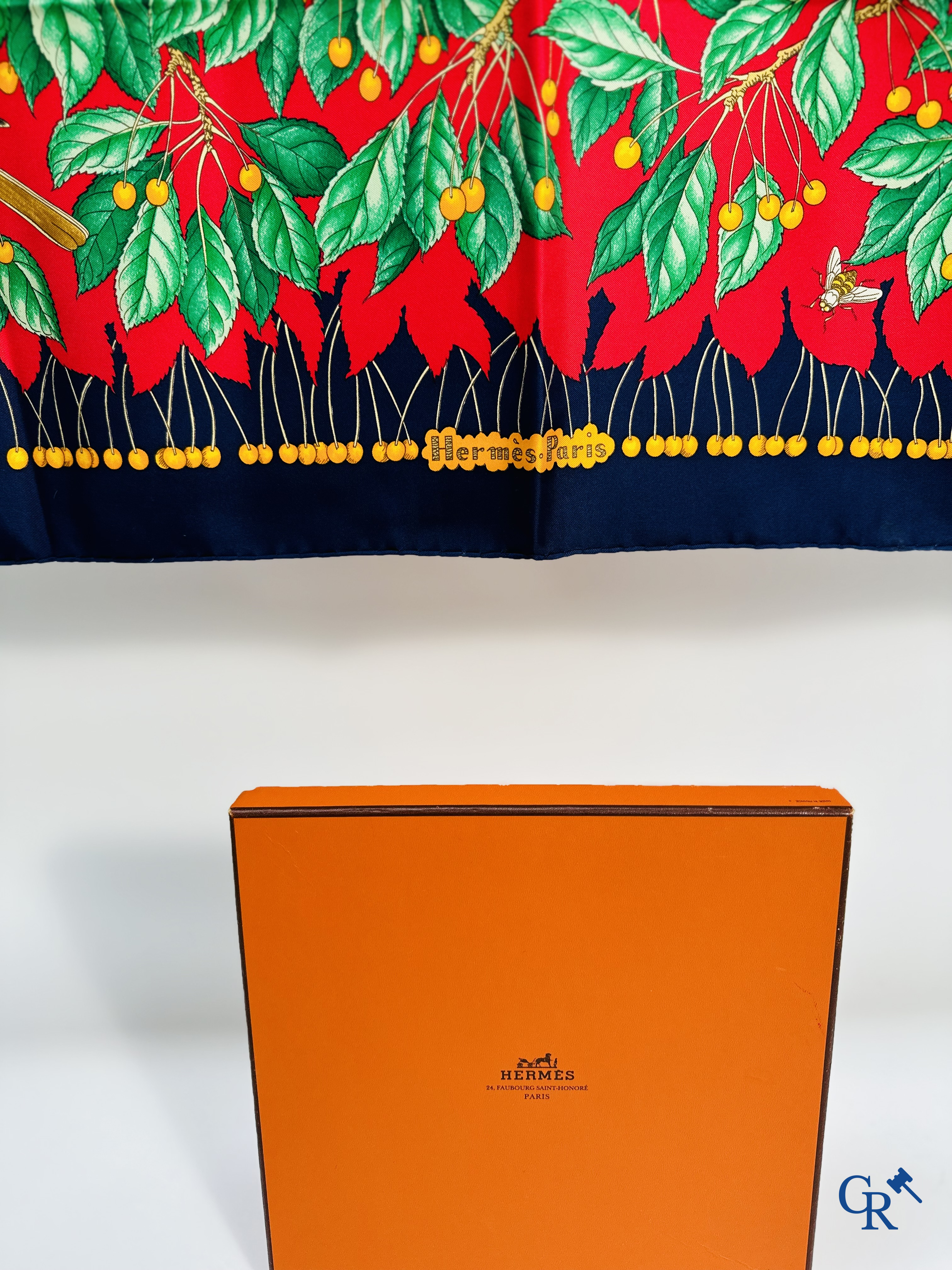 Hermès Paris: Foulard "Les Merises" dans sa boîte.