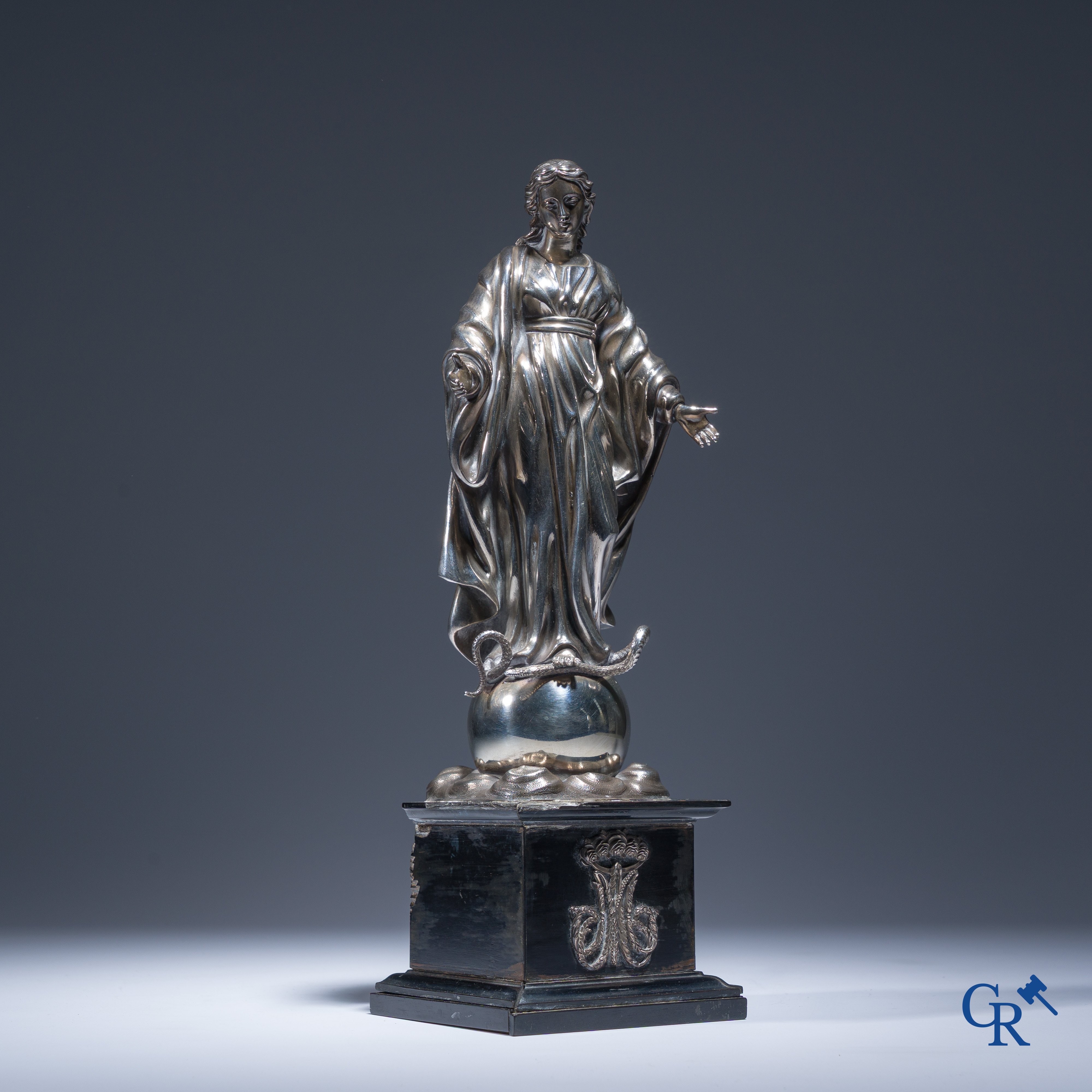 Een zilveren beeld van de Maagd Maria op een zwartgelakte sokkel in perelaar. Keurstempels Vieillard en Cérès.