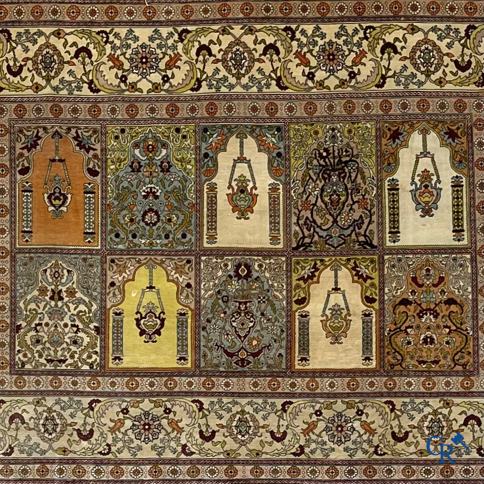 Oosterse tapijten. Een gesigneerd zijden tapijt met geometrisch motief.