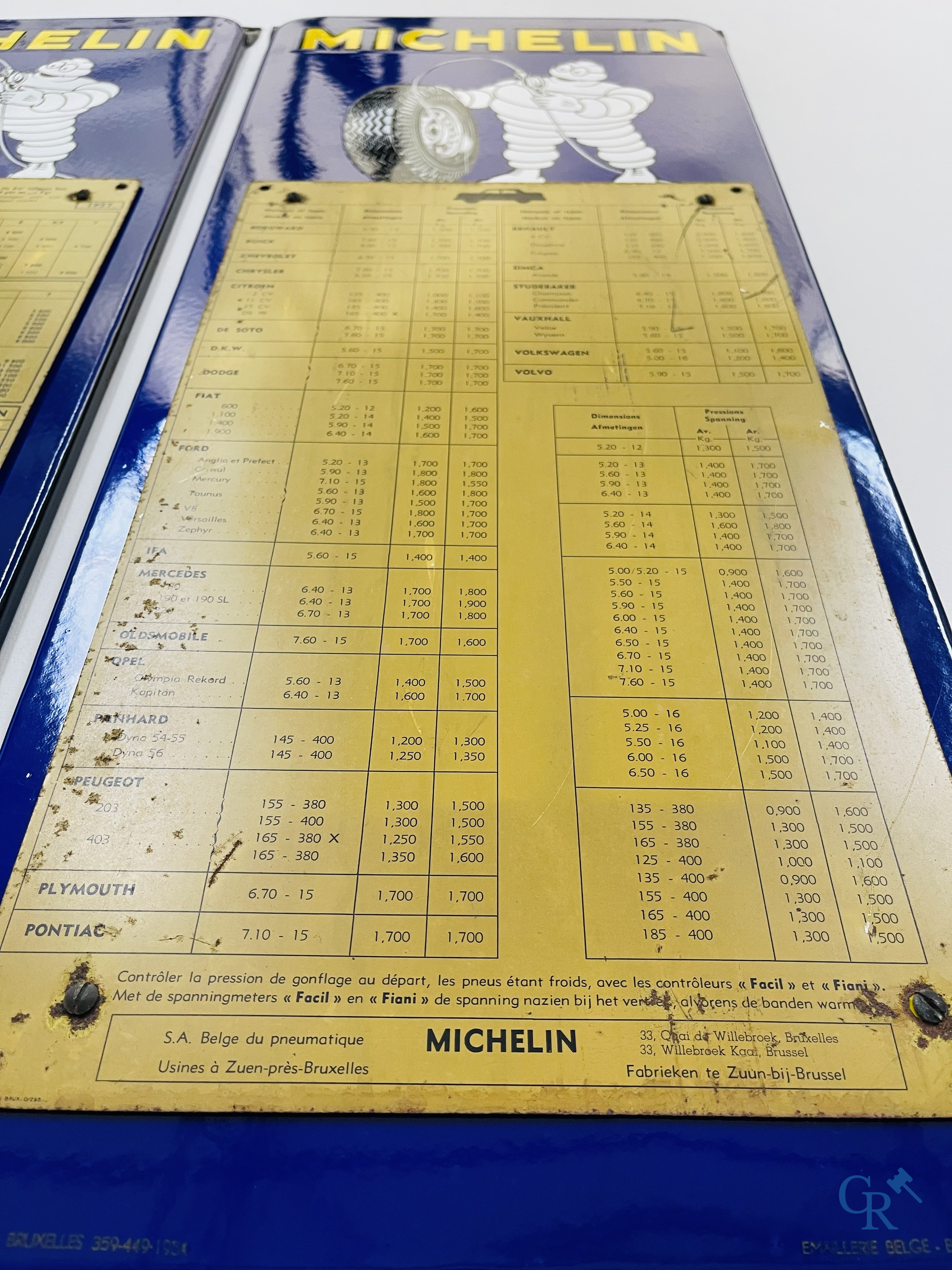 Michelin, een paar emaille borden met bandendruk paneel in blik voor auto en vrachtwagen. Emaillerie Belge 1954.