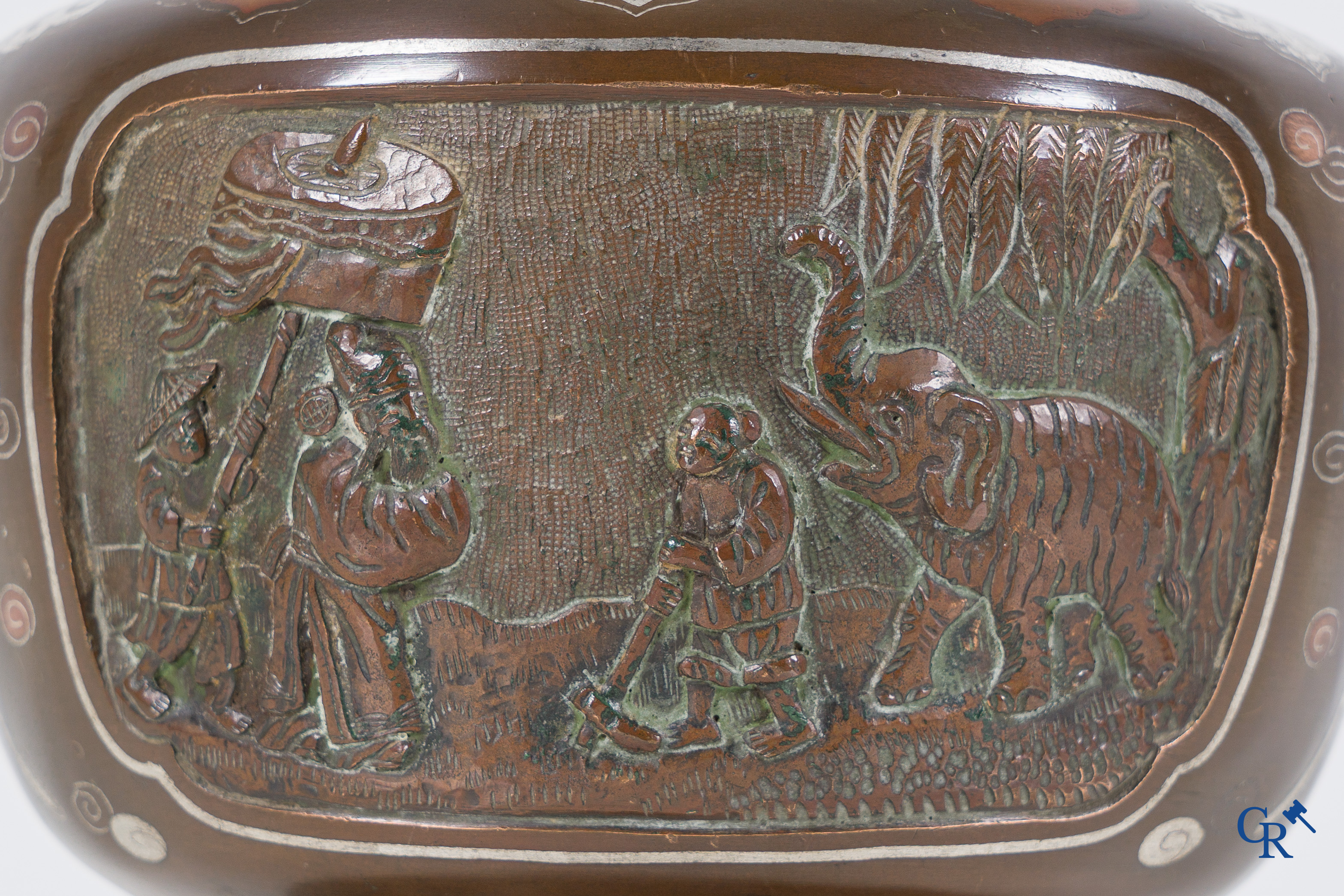 Art Asiatique: Un vase chinois en bronze pour le marché Vietnamien incrusté de cuivre et d'argent avec un décor en relief. 19ème siècle.