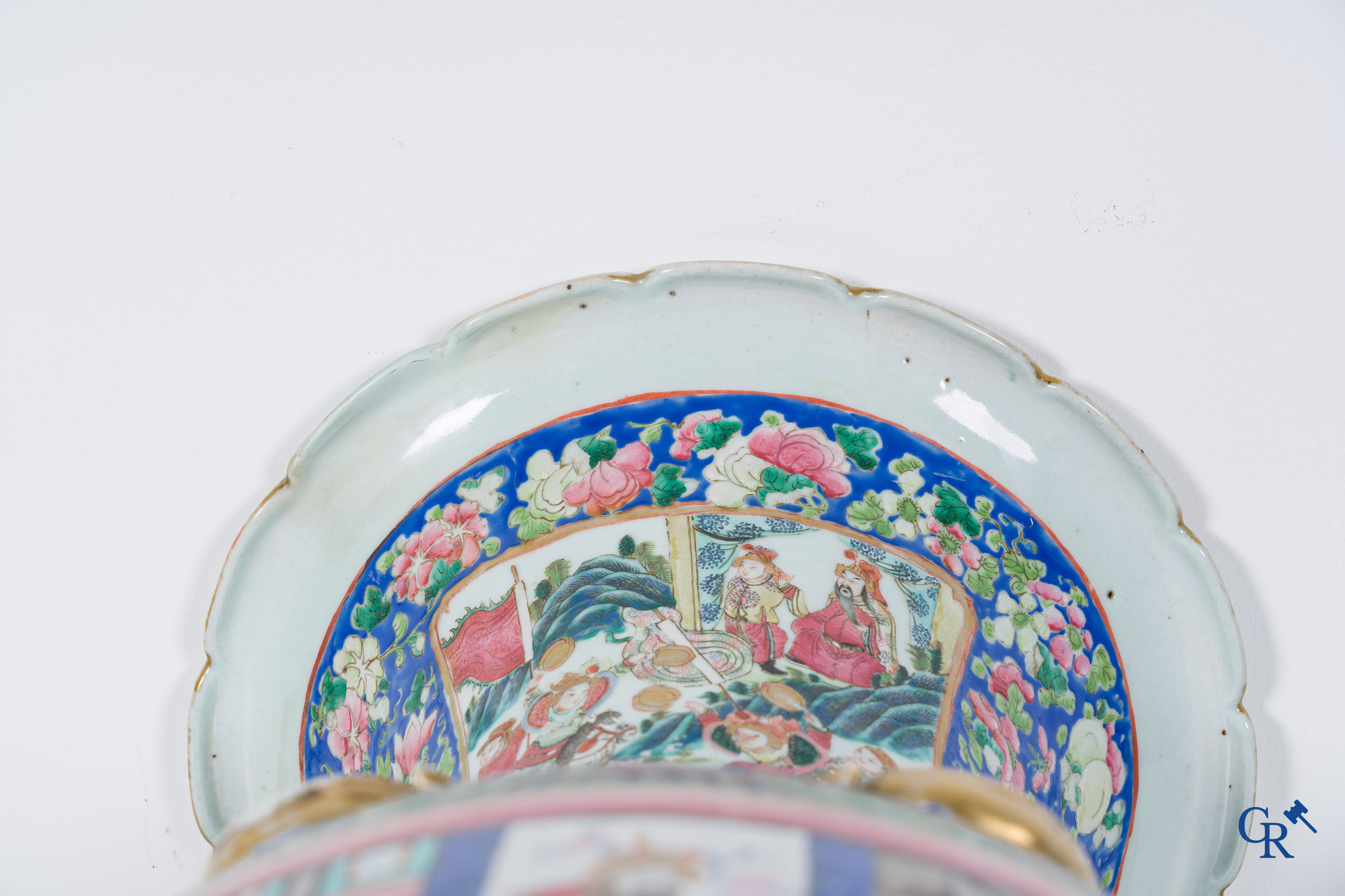 Asian Art: Chinese porcelain. A pair of imposing Chinese vases with famille rose decor. China 19th century.