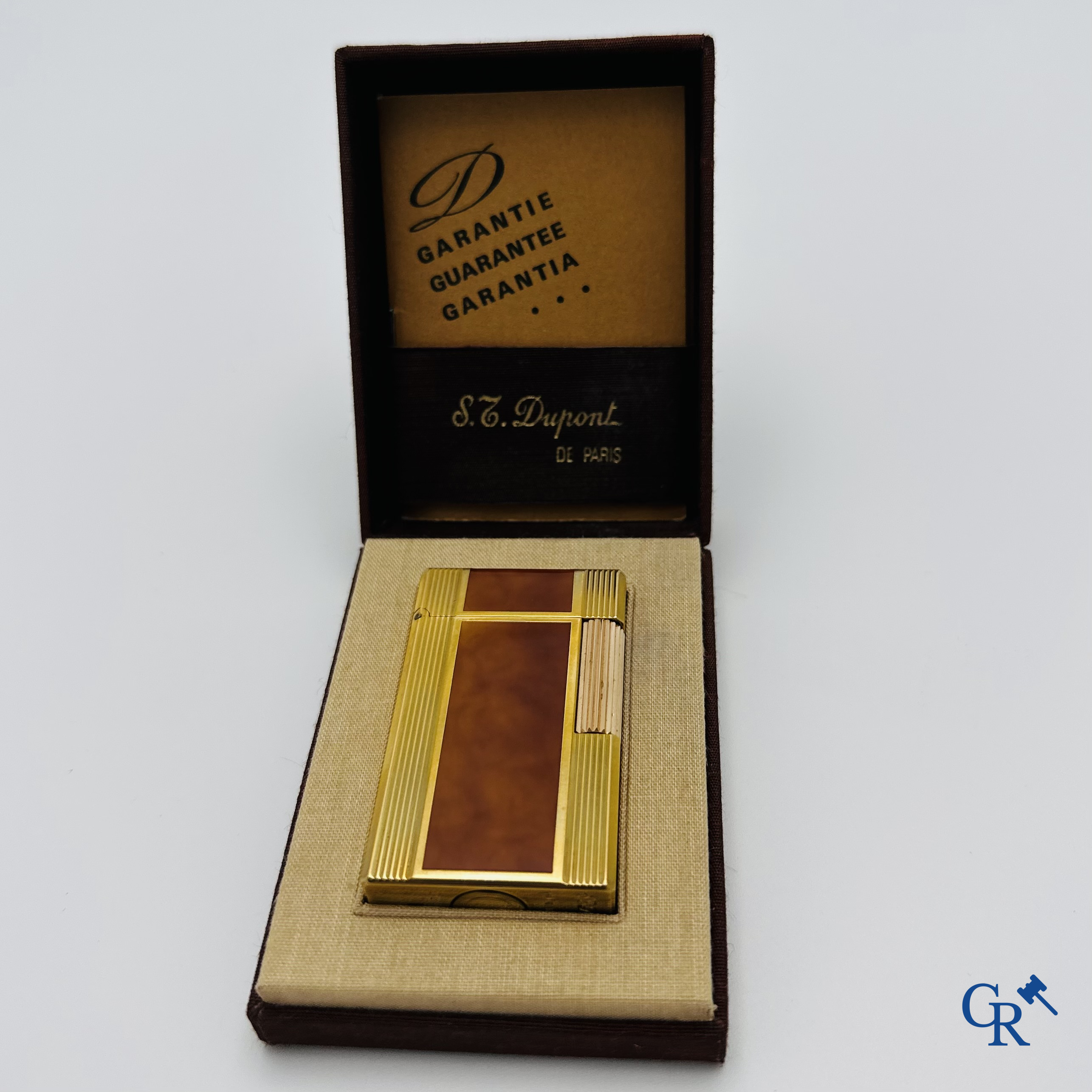 S.T. Dupont Orfèvres à Paris: Lighter with Japanese lacquer. Signed by the maker.<br />
In his original pouch.