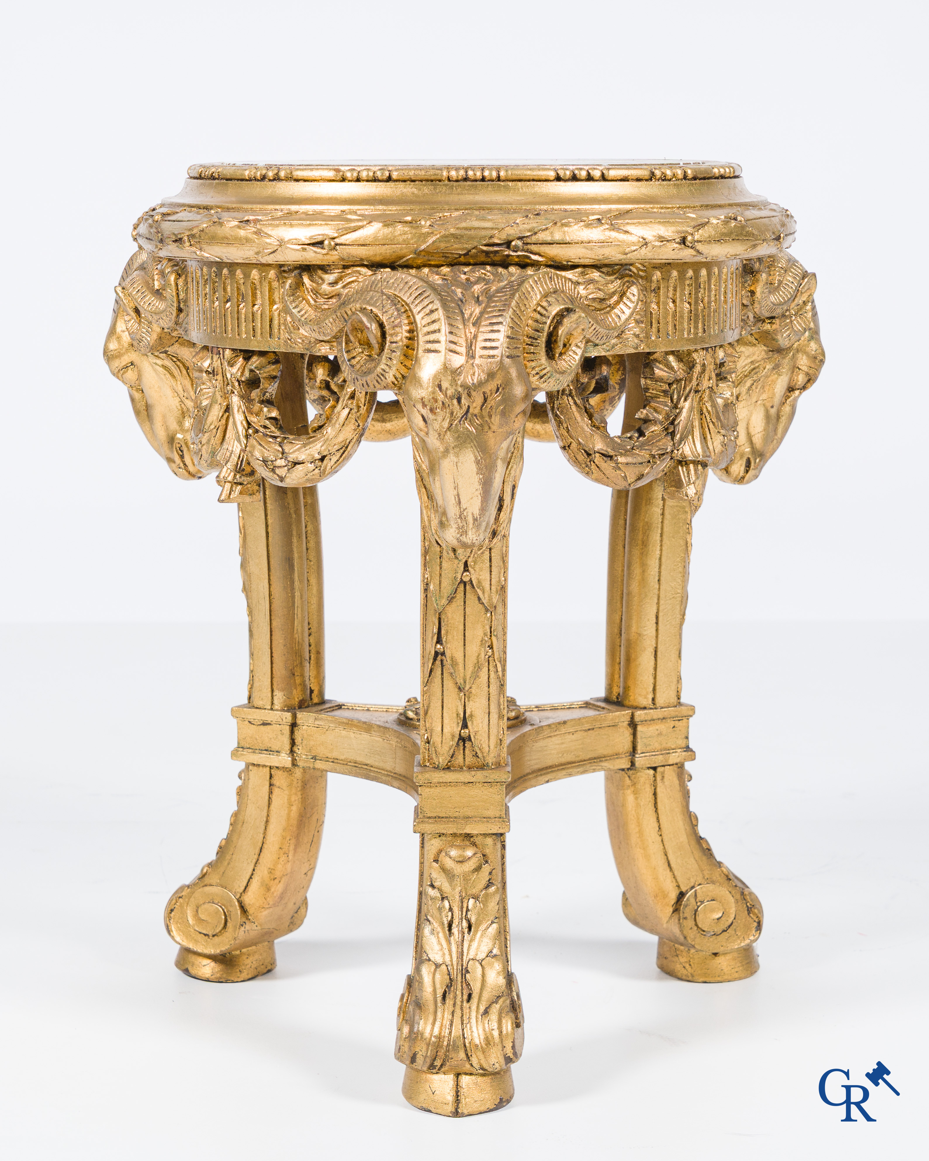 Un grand piédestal en bois sculpté et doré avec des têtes de bélier et guirlandes. Style LXVI, vers 1900.