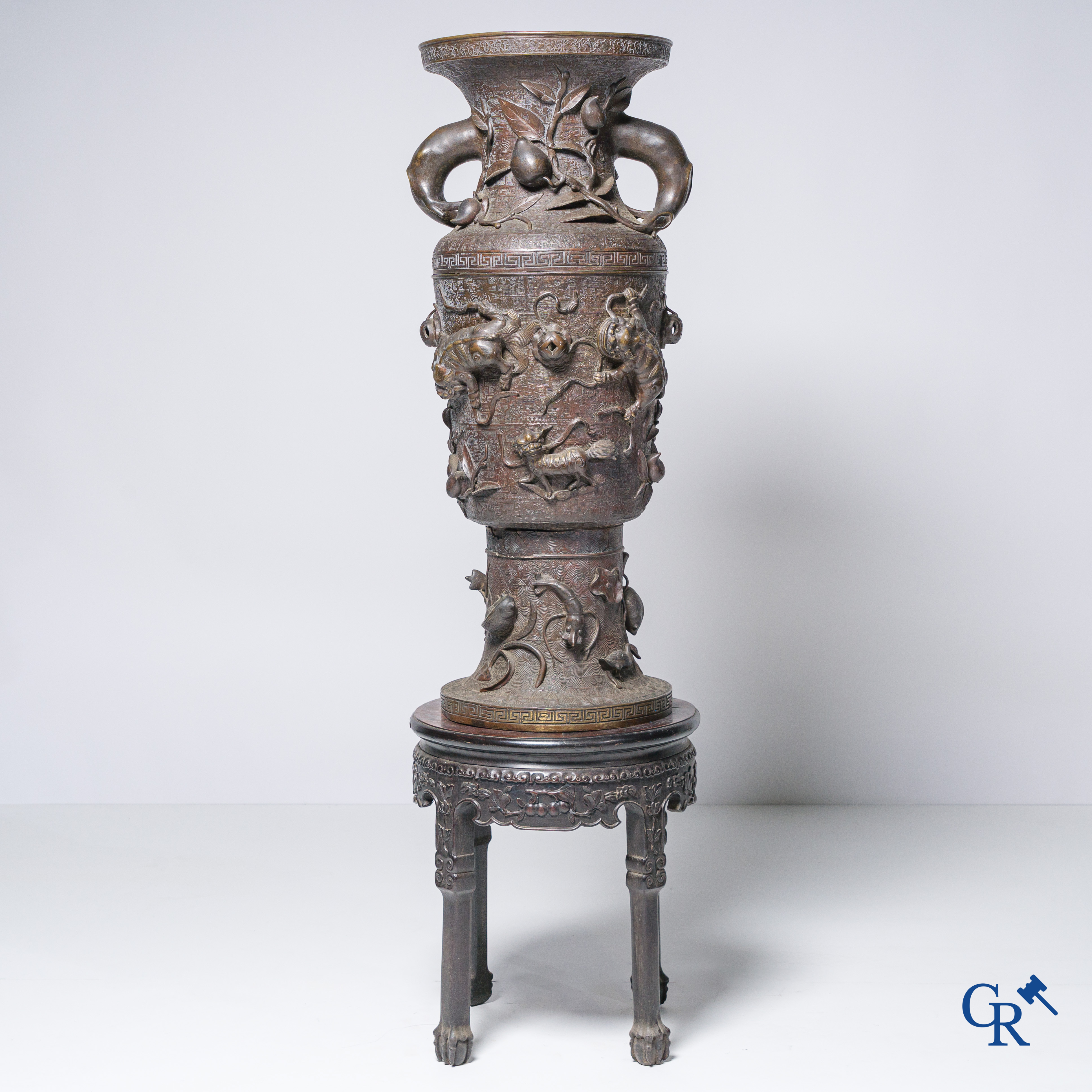 Art Asiatique, un important vase chinois en bronze sur un socle en bois.