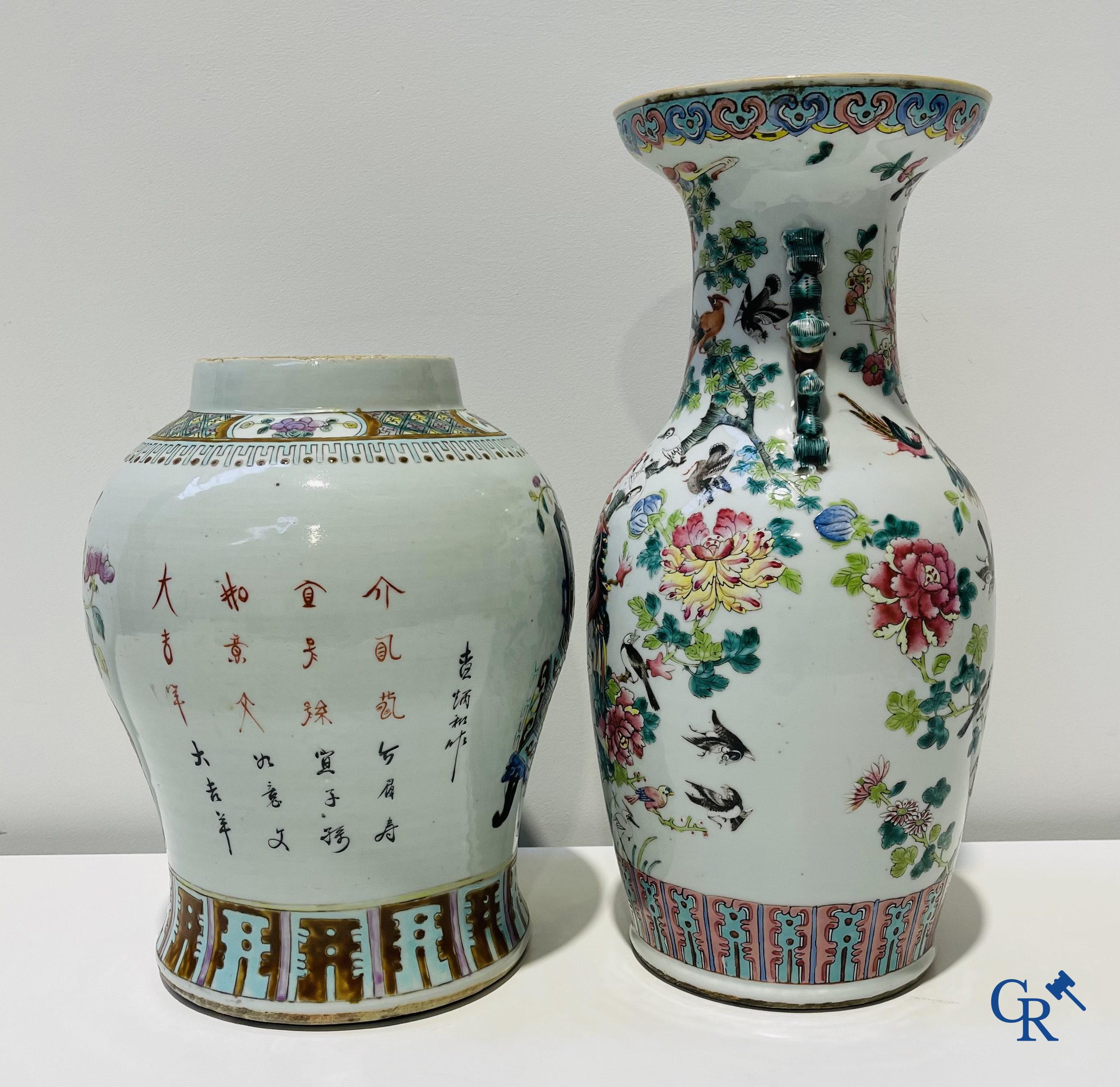 Porcelaine chinoise: Un vase en porcelaine chinoise avec des phénix et des fleurs et un potiche avec un décor mobilier. 19ème siècle.