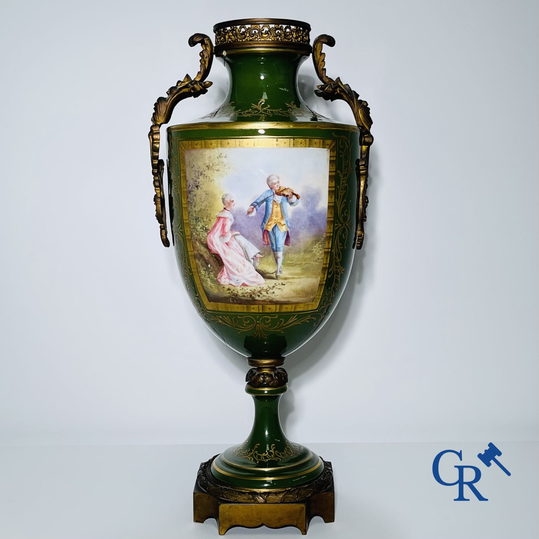 Sèvres: Paire de vases en porcelaine de Sevres et bronze. Signé Leduc.