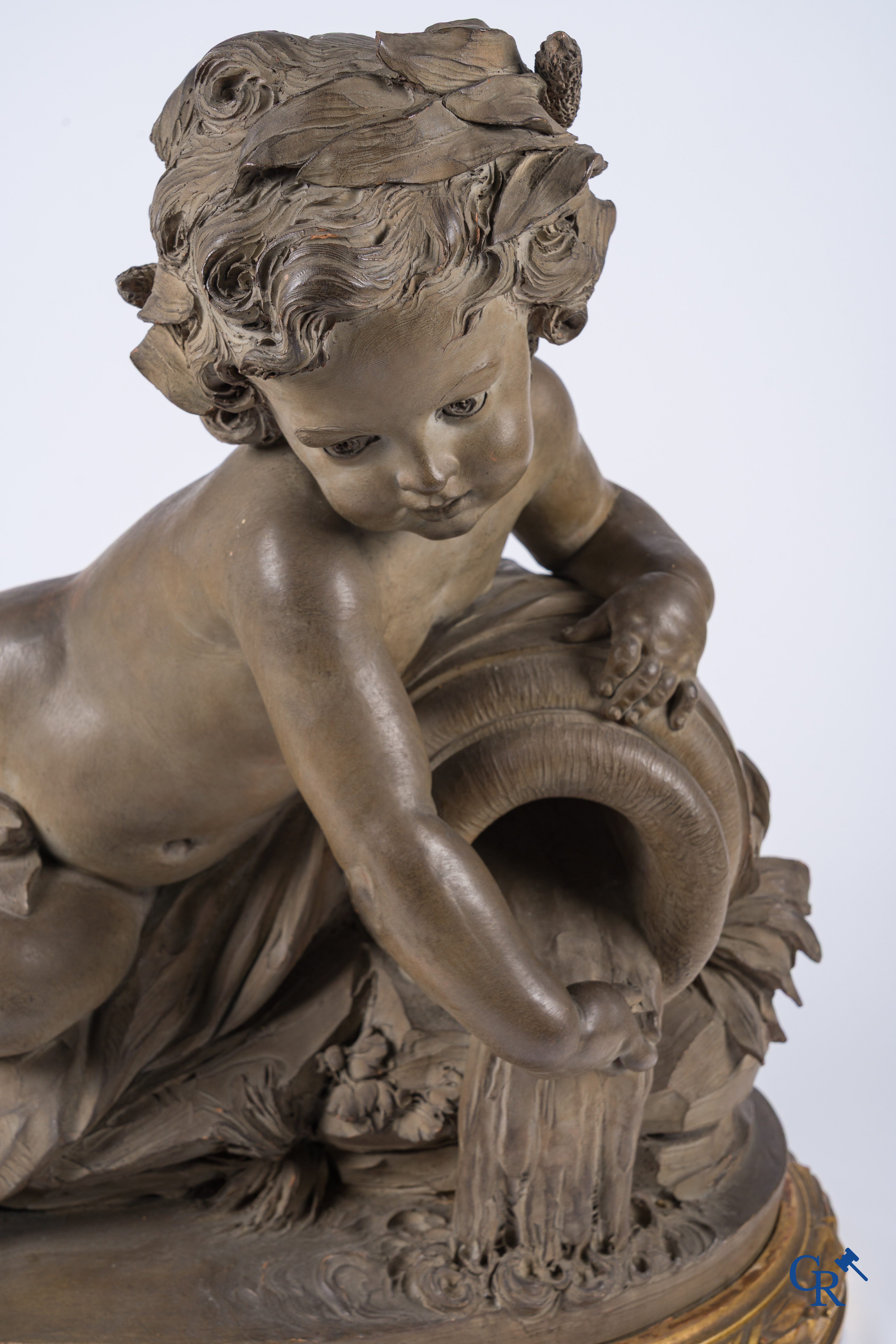 "La Source" Een grote terra cotta groep op een houten vergulde sokkel. LXVI-stijl. 19e eeuw.