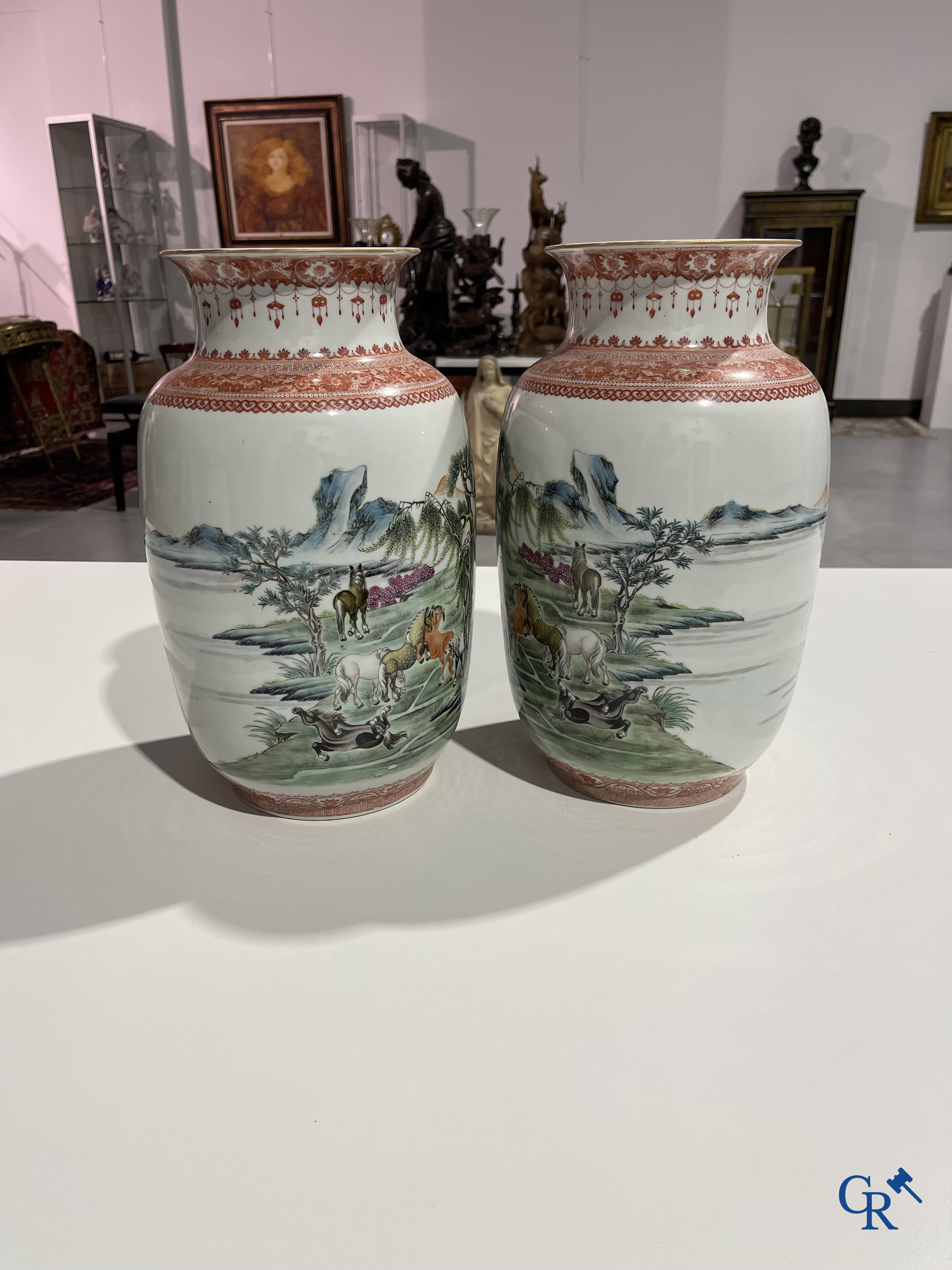 Art Asiatique, porcelaine chinoise. Une paire de vases chinois avec un décor de chevaux et de personnages.