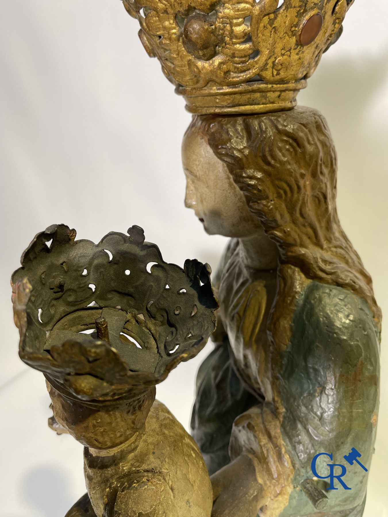 Sculpture Baroque en bois polychrome d'une Vierge à l'enfant. La couronne est incrustée d'une pierre semblable à de l'ambre.