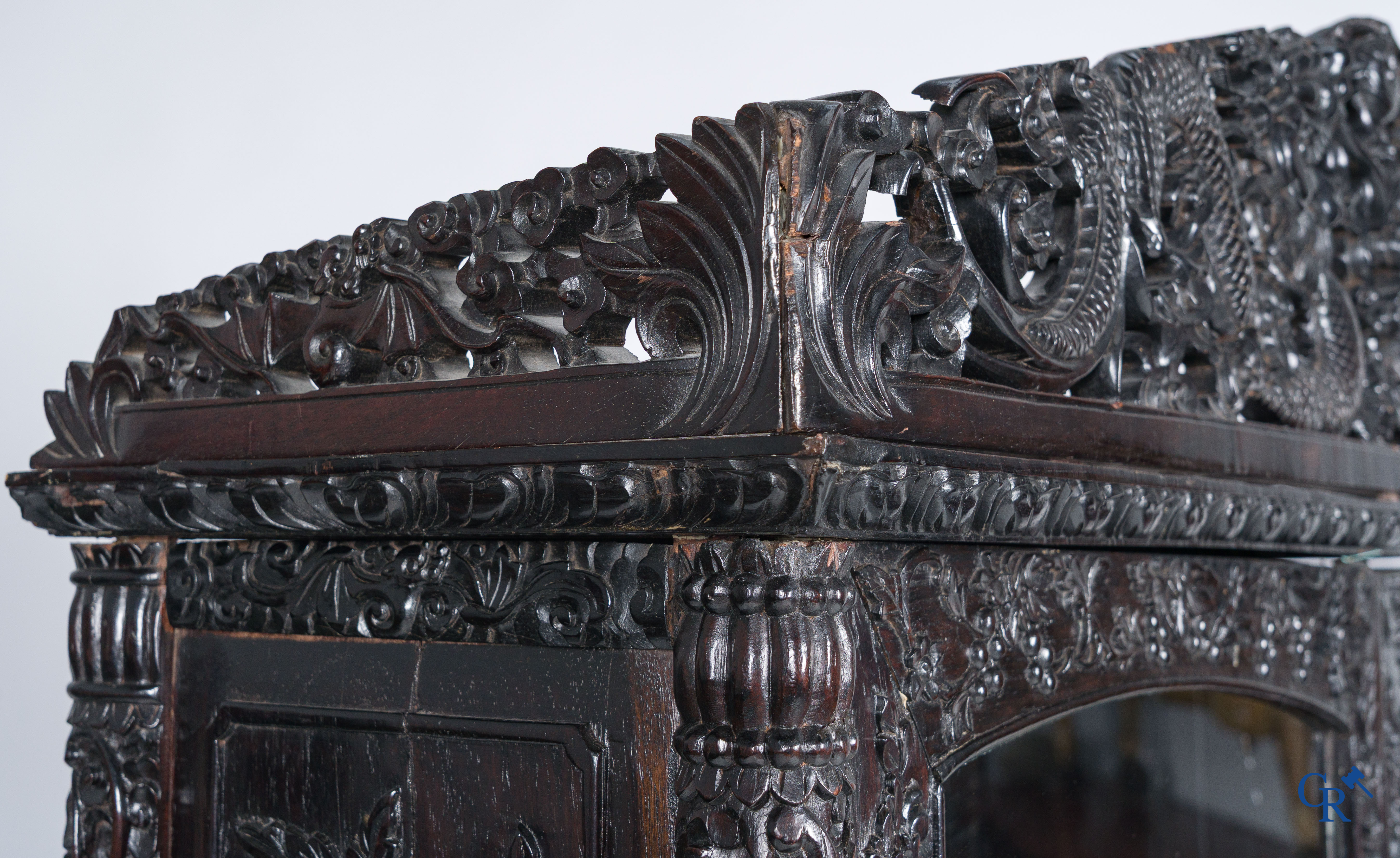 Aziatica, een 2-deurs vitrinekast in fijngesculpteerd Chinees hardhout. 19e eeuw.