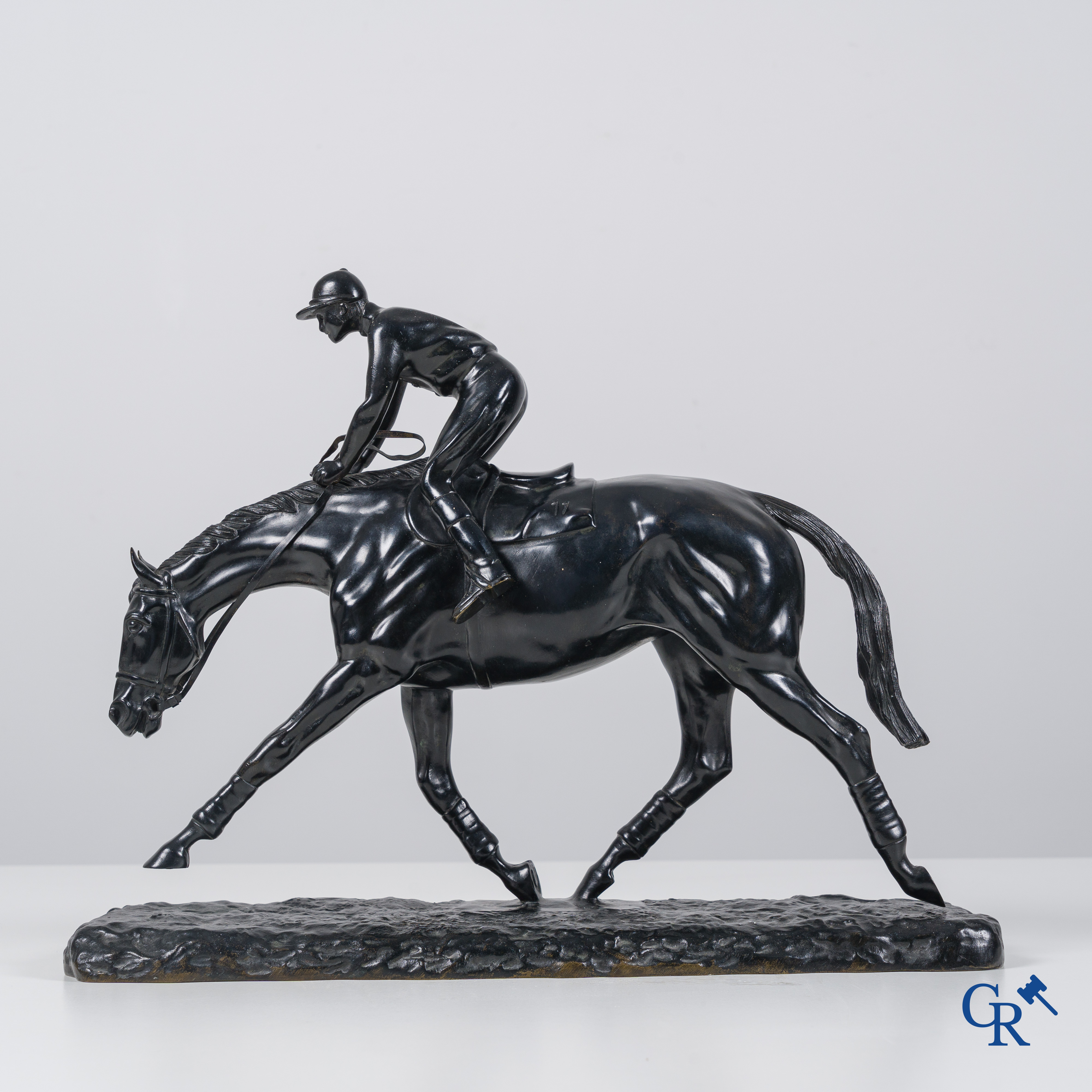 Roger de Minvielle (1897-1987)(*) Jockey. Statue en bronze avec patine brun foncé. Signée Minvielle.