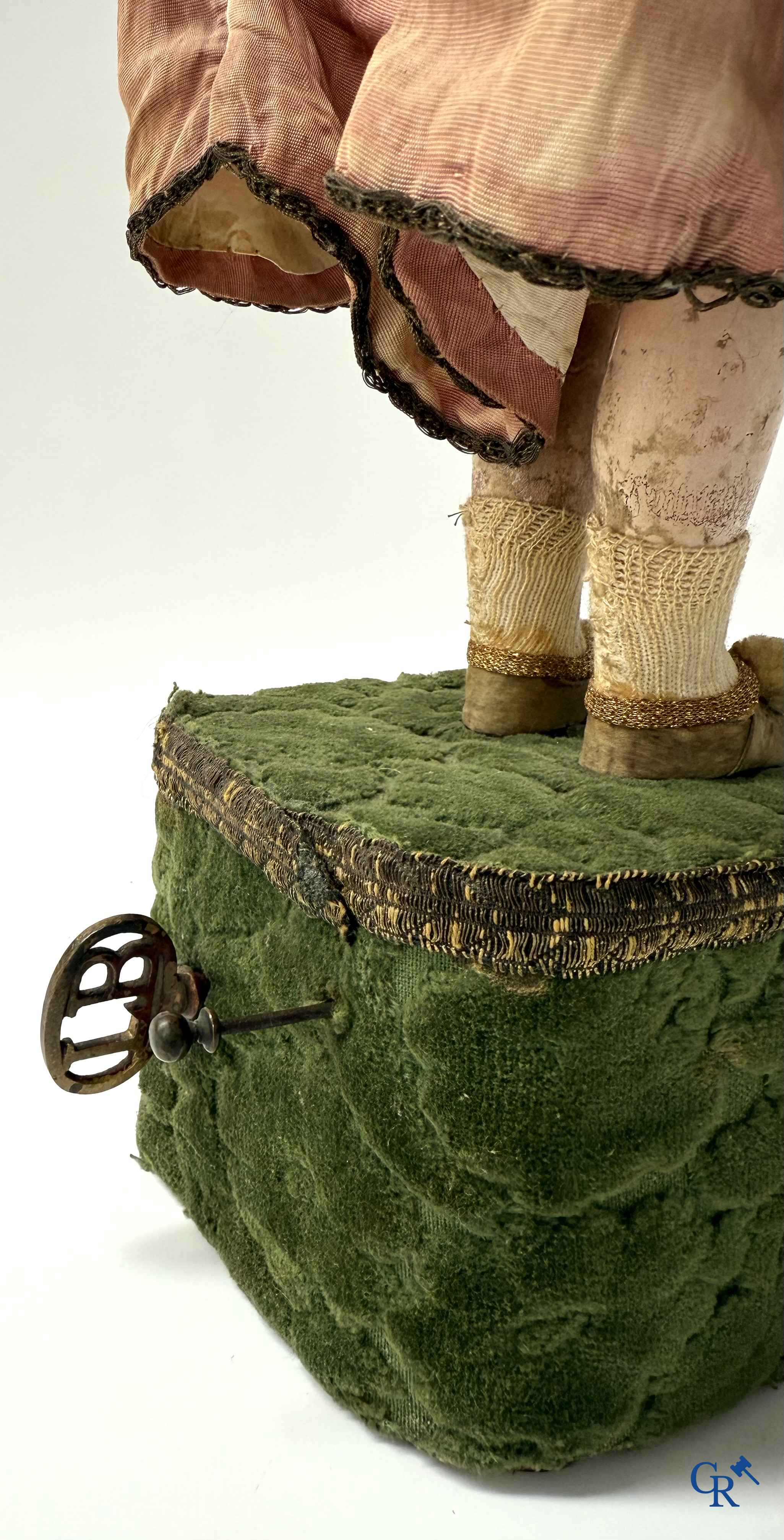 Lambert, Automaat. Clown met bewegingsmechanisme, muziek en porselein hoofd. Circa 1900.