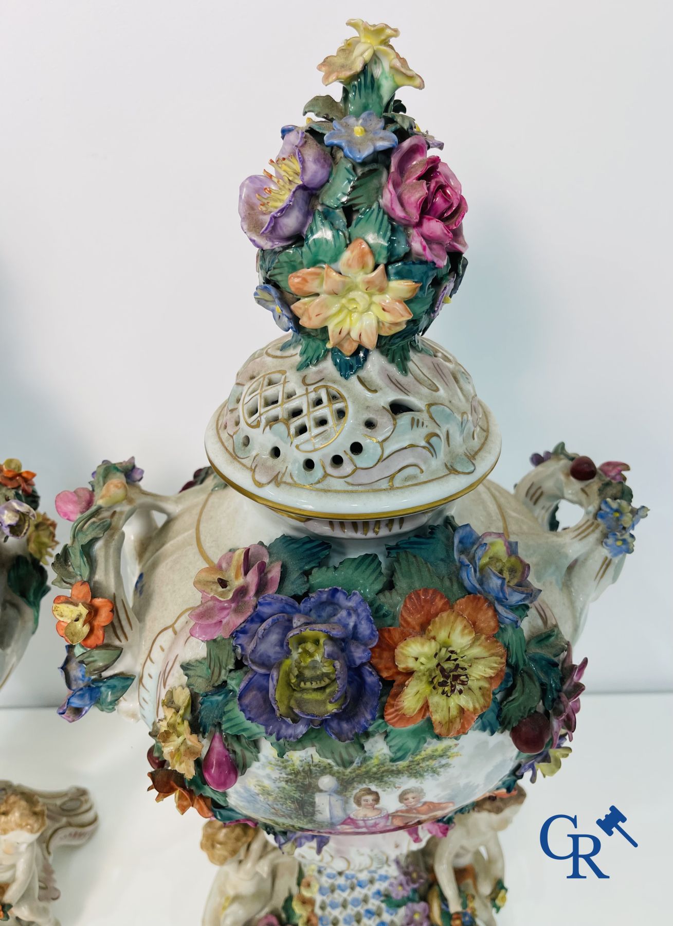 Dresde : Une paire de vases à couvercle en porcelaine ajourée.