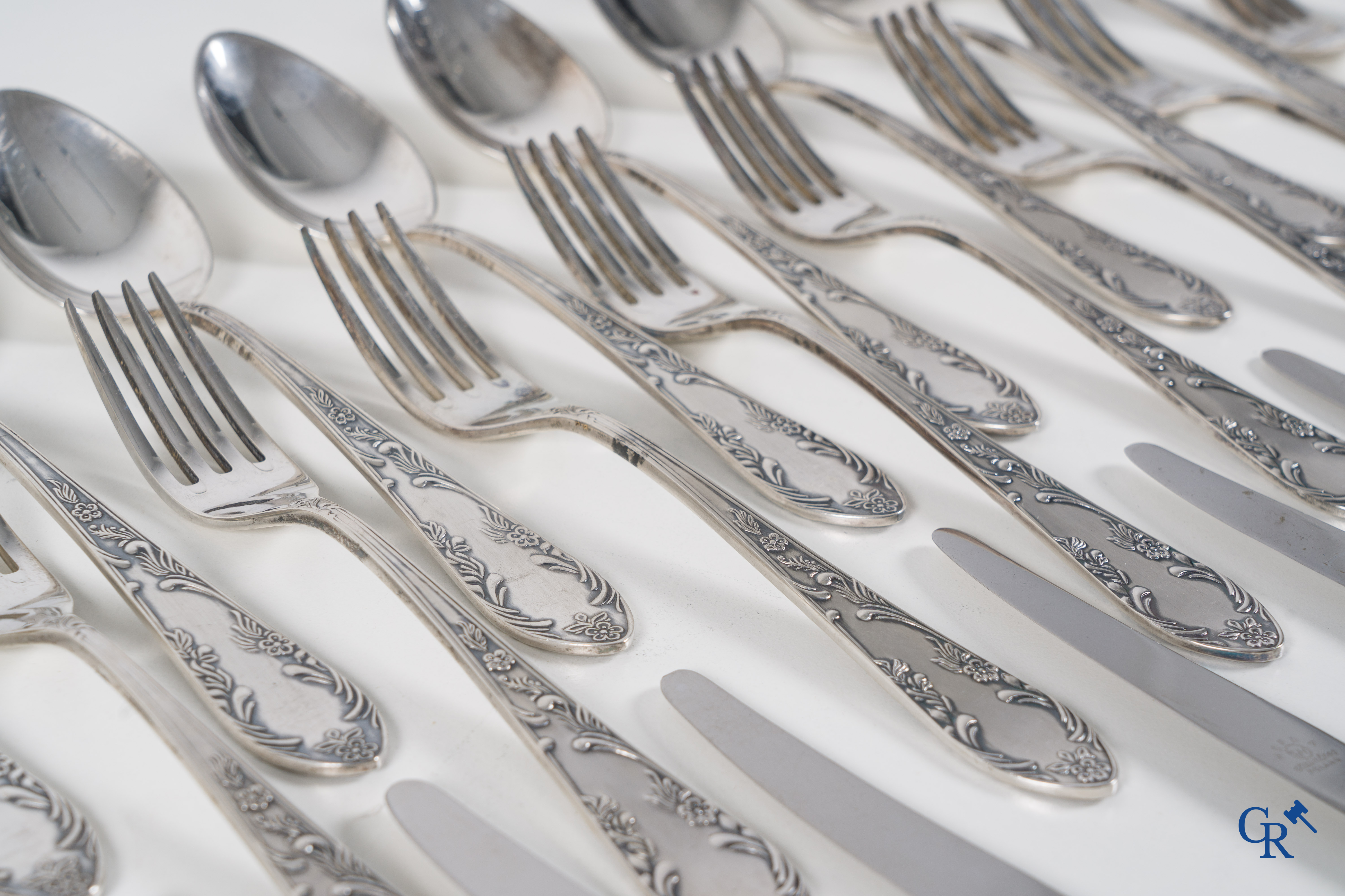 Silver: A lot with silver cutlery (800°/00).