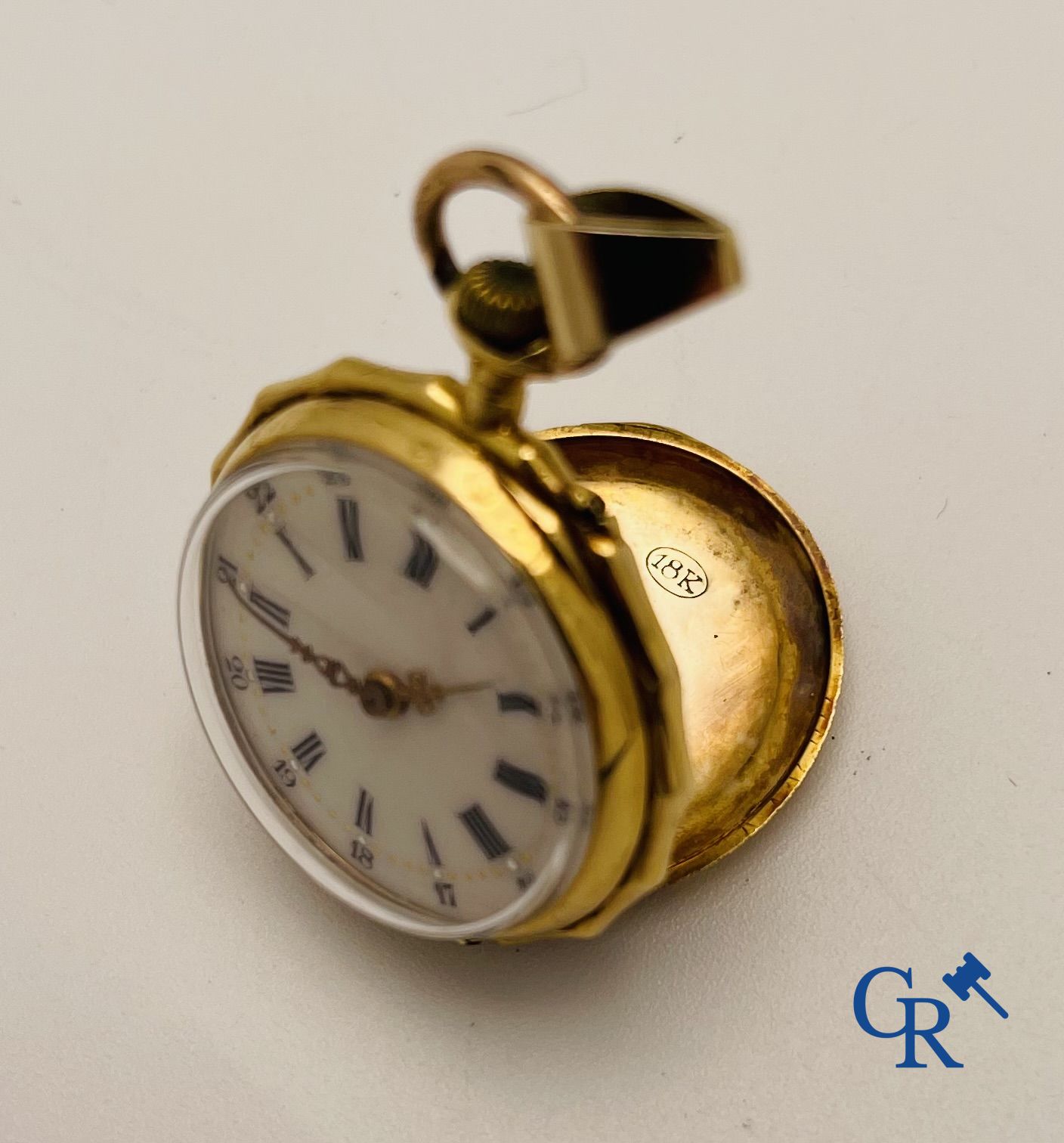 Juweel/Uurwerken: Parelsnoer met sluiting in witgoud 18K en een dameszakhorloge in goud 18K.