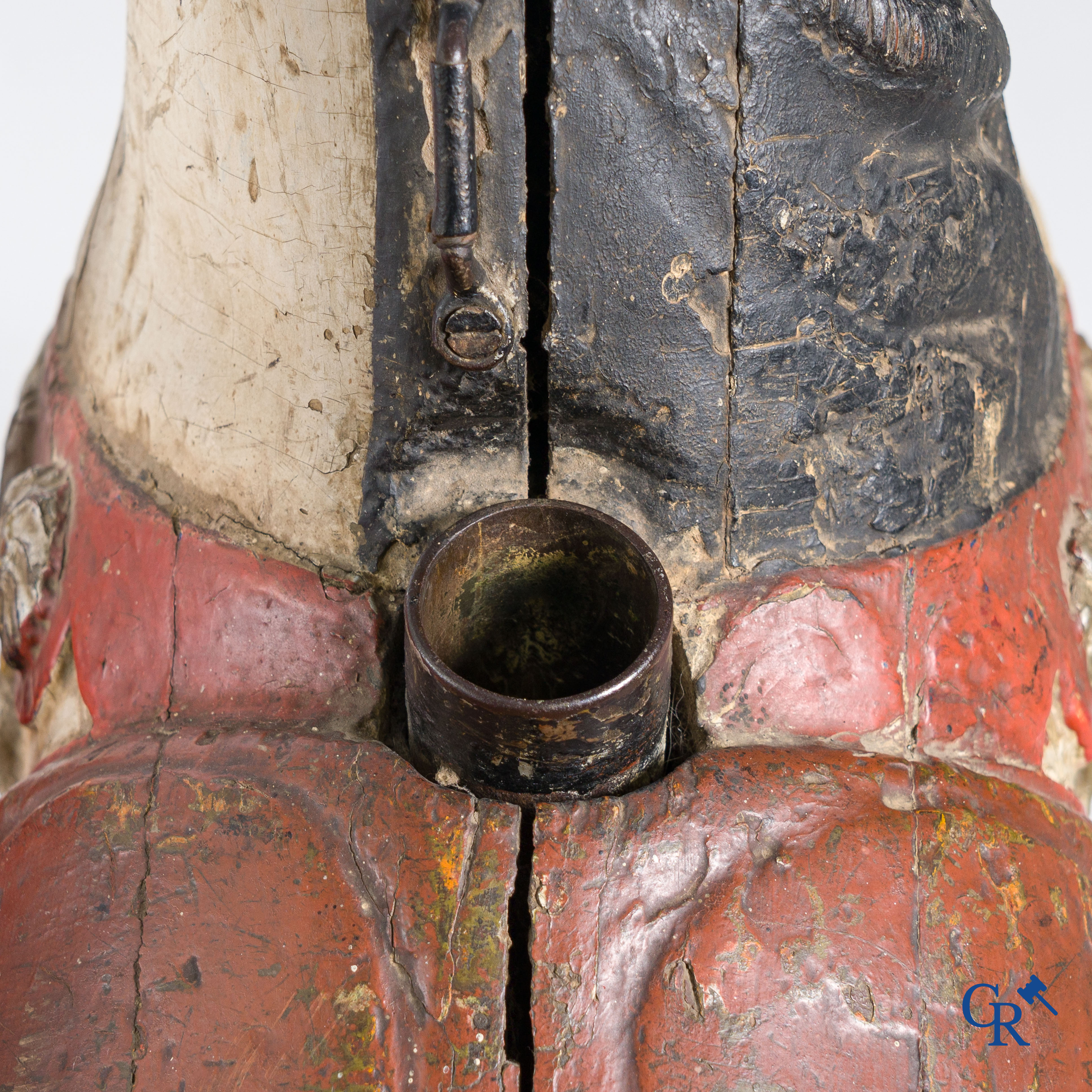 Kermis objecten, Gustave Bayol (Avignon 1859 - Angers 1931) Uitzonderlijk houtgesculpteerd carrouselpaard. Circa 1900.