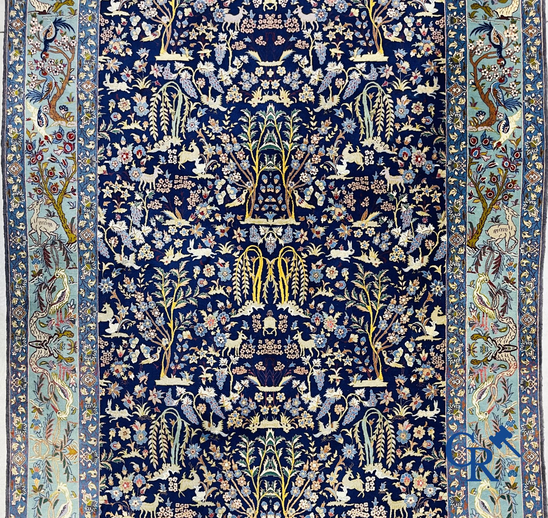 Tapis: Iran. Ispahan, tapis persan noué à la main avec un décor d'animaux, d'oiseaux, de plantes et de fleurs.