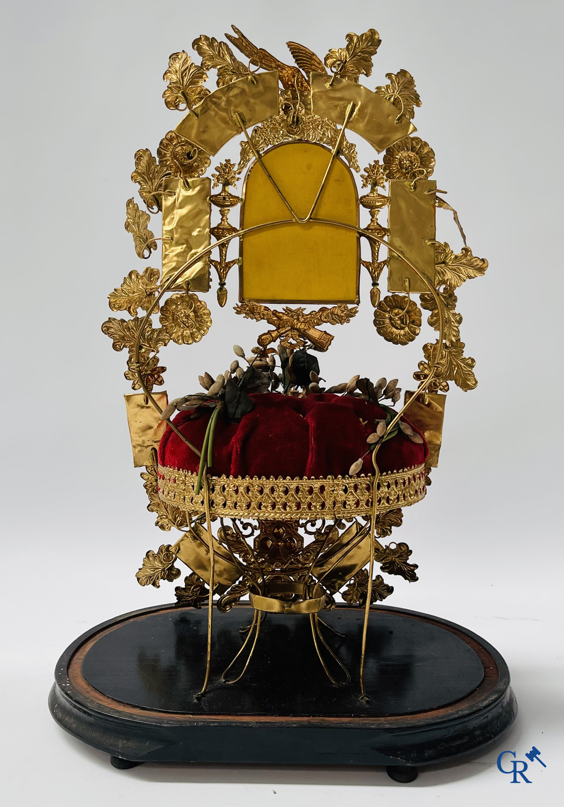 2 globes de mariée en verre, l'un avec des fleurs en biscuit, l'autre avec des miroirs, daté 1908.