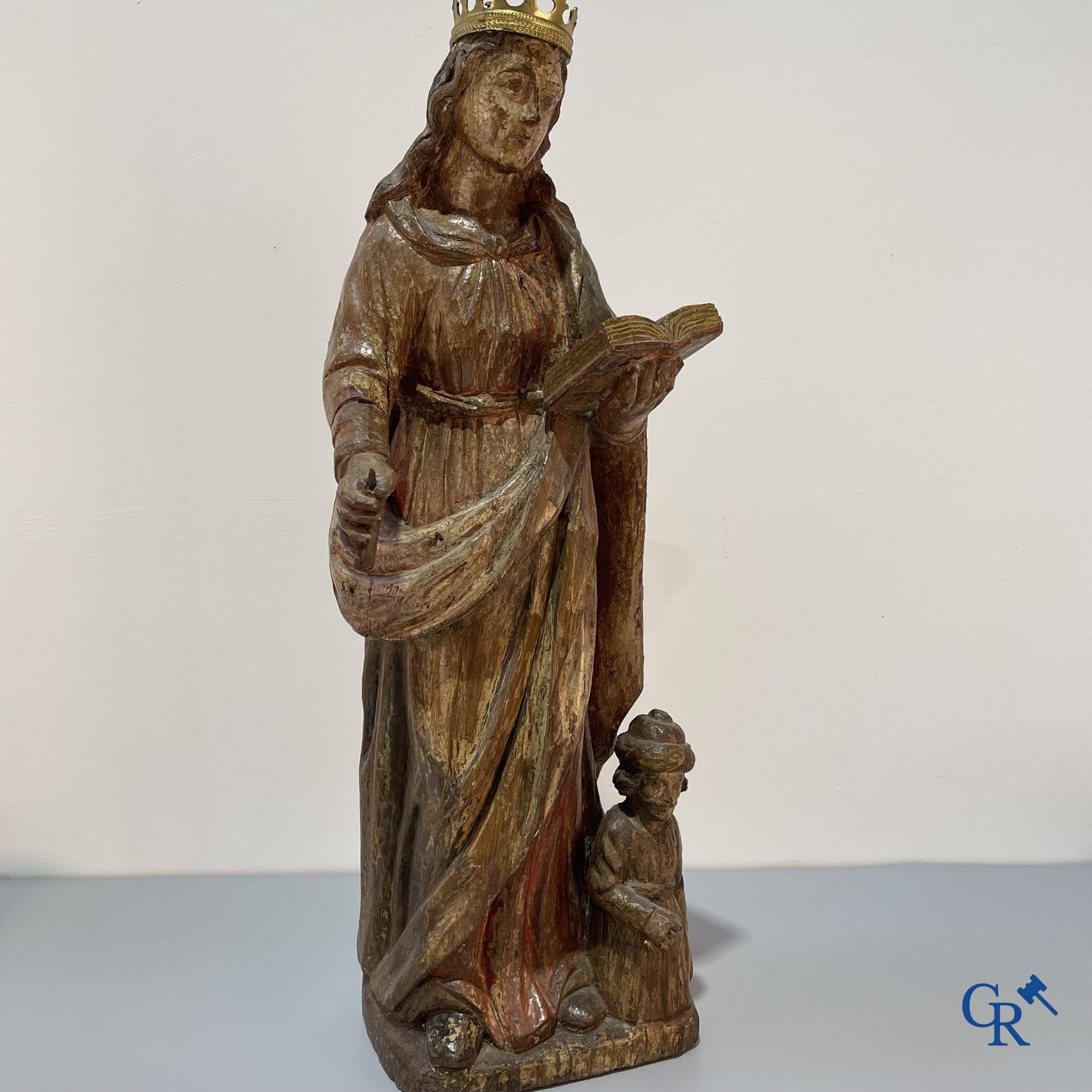 Religieuze objecten: Een houtgesculpteerde voorstelling van Sint Catharina en keizer Maxentius. 17e-18e eeuw.