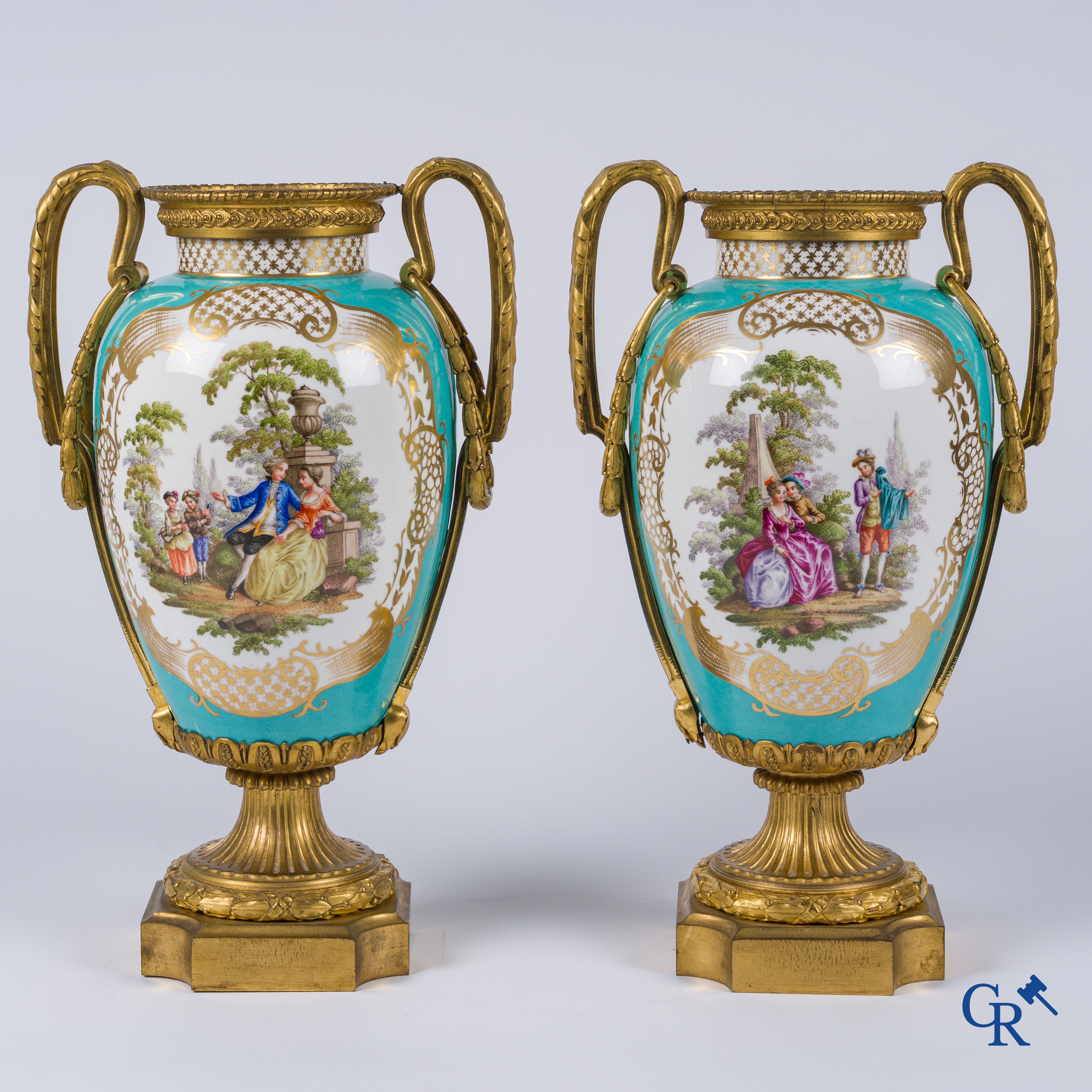 Meissen, een paar vazen met romantische taferelen in porselein en fijn geciseleerde bronzen monturen. LXVI-stijl.