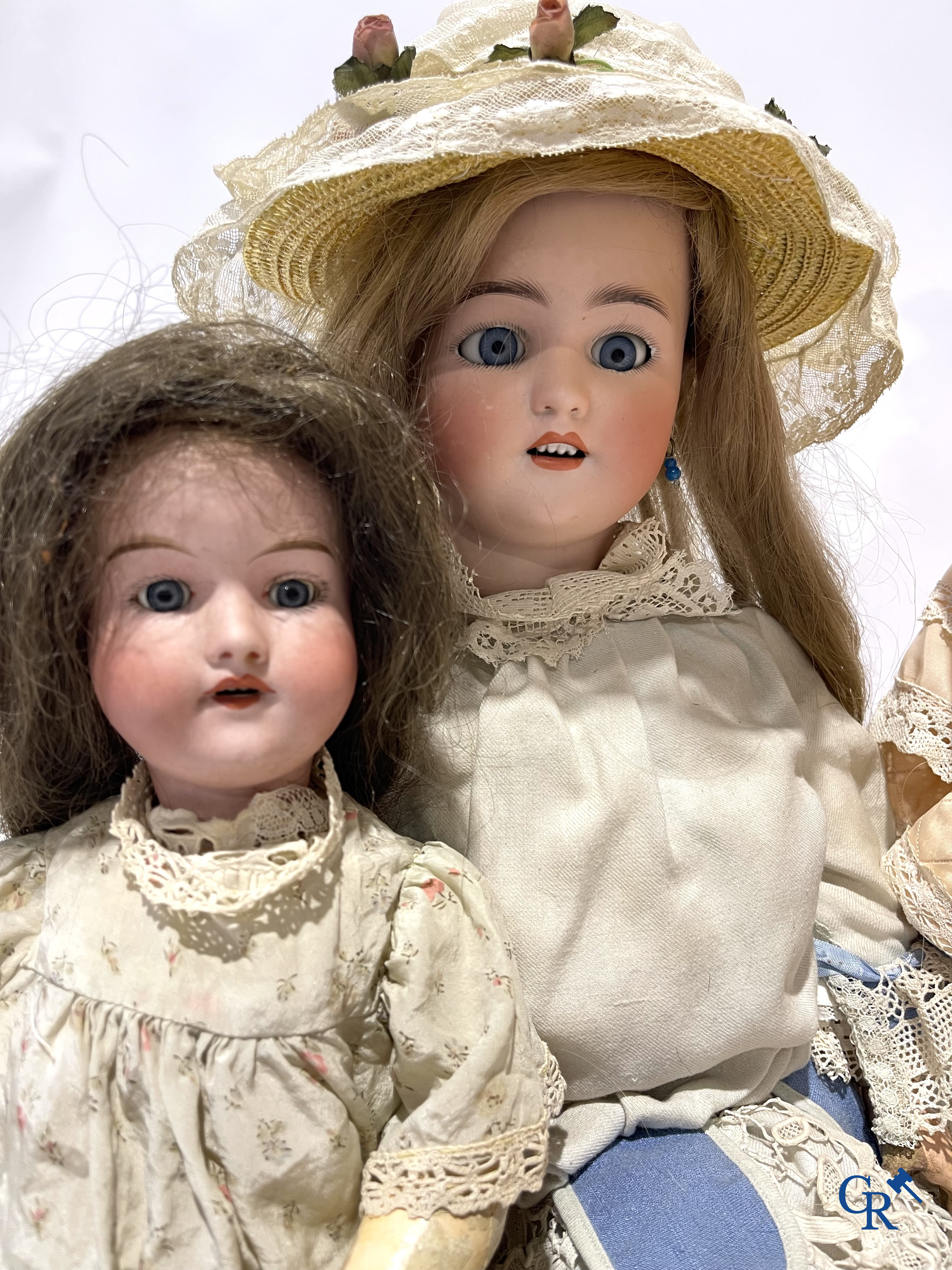 Vieux jouets, lot de 4 poupées anciennes avec tête en porcelaine, attributs de poupée, vêtements et autres.