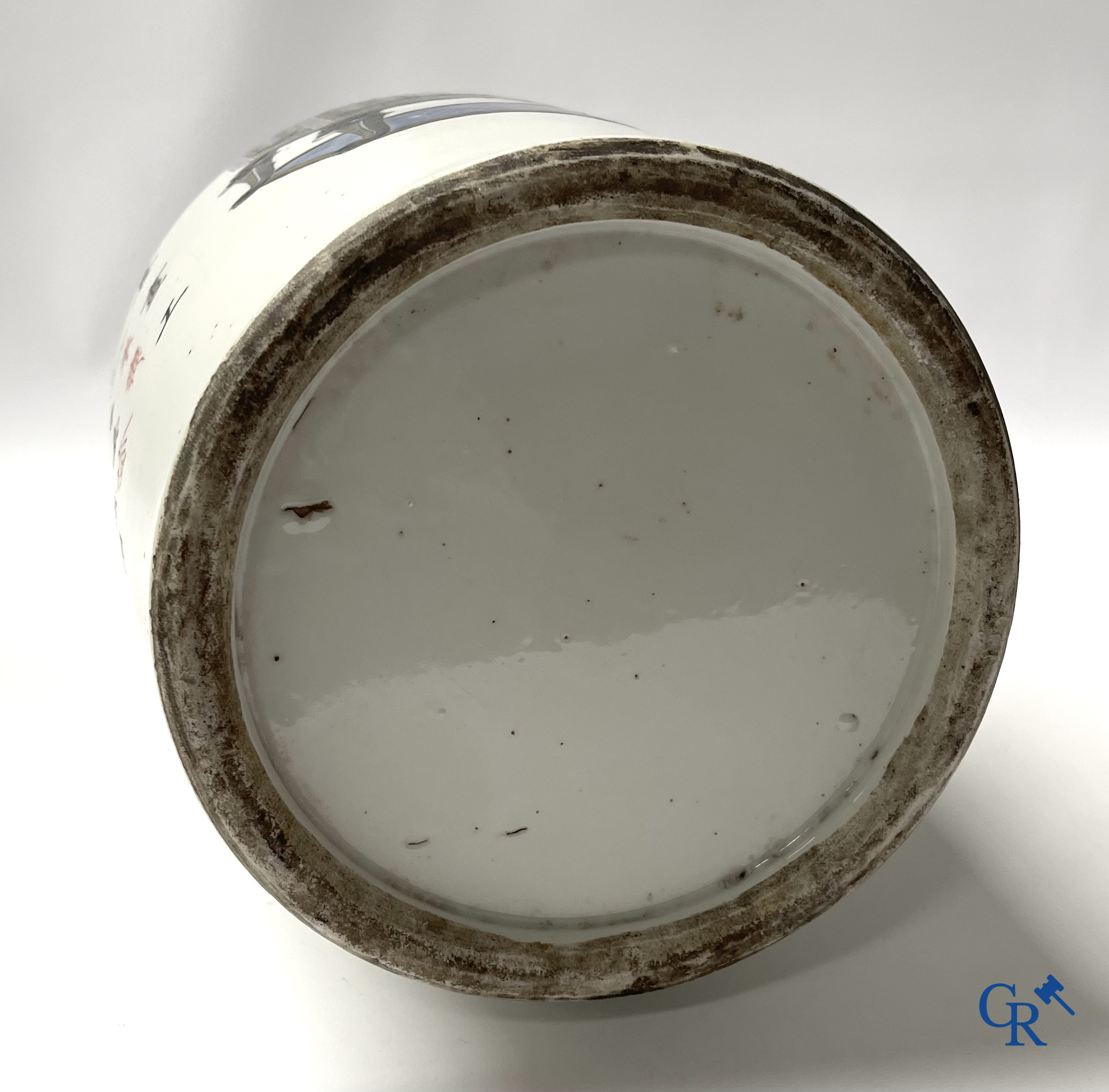 Aziatica, 2 Chinese famille rose vazen gedecoreerd met antiquiteiten en een kalligrafische tekst. 19e eeuw.