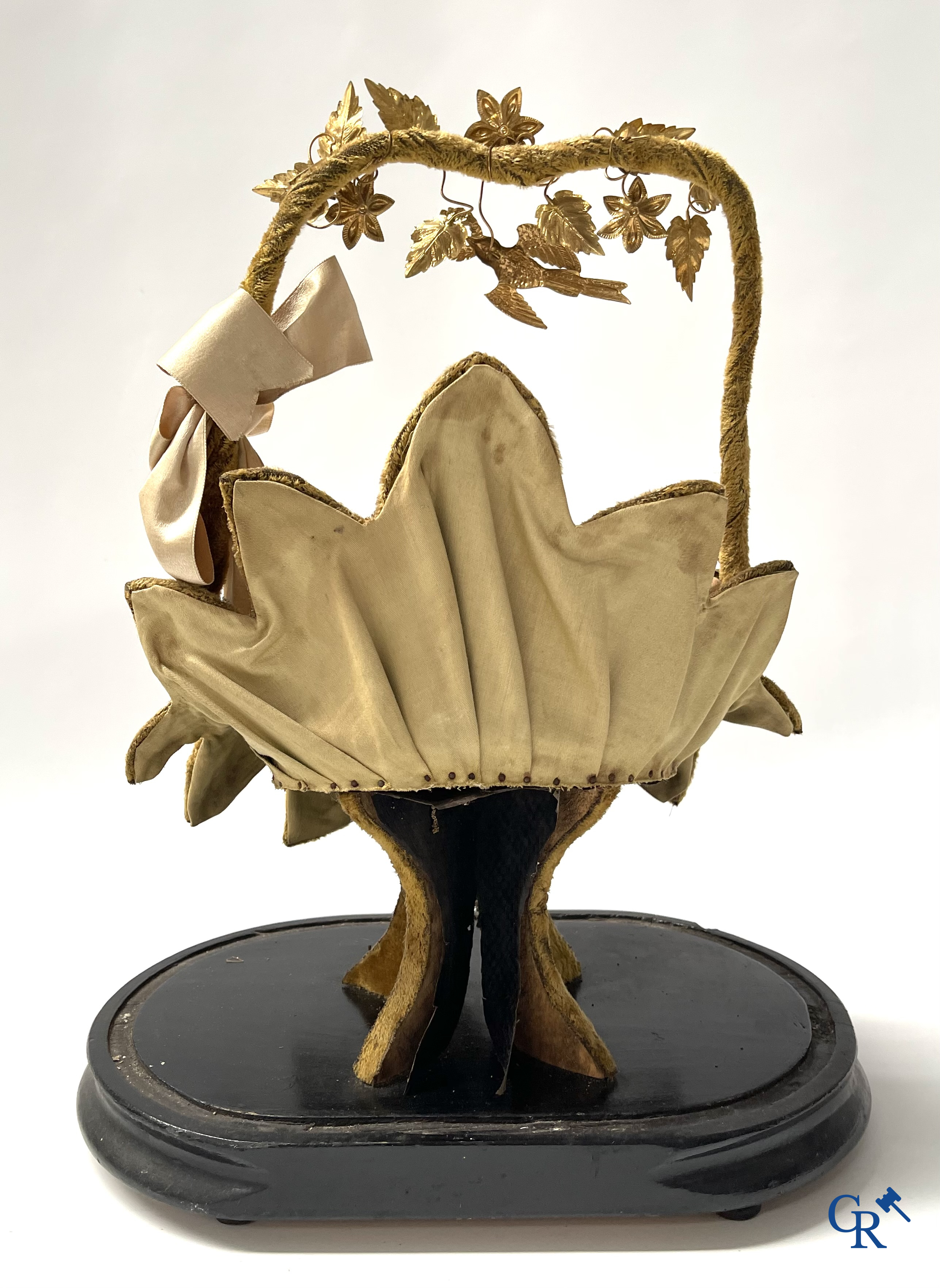 2 globes en verre avec un bouquet de mariage sur une base ornée d'ornements en laiton doré. vers 1900.