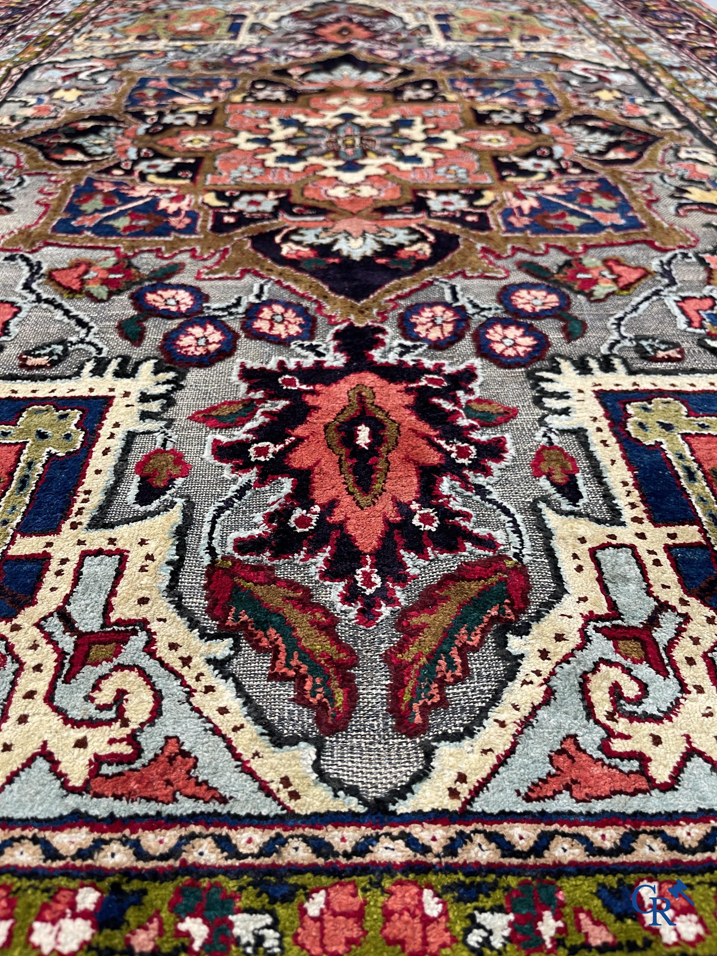 Tapis d'Orient: Heriz, un tapis finement noué décoré de fil d'argent.