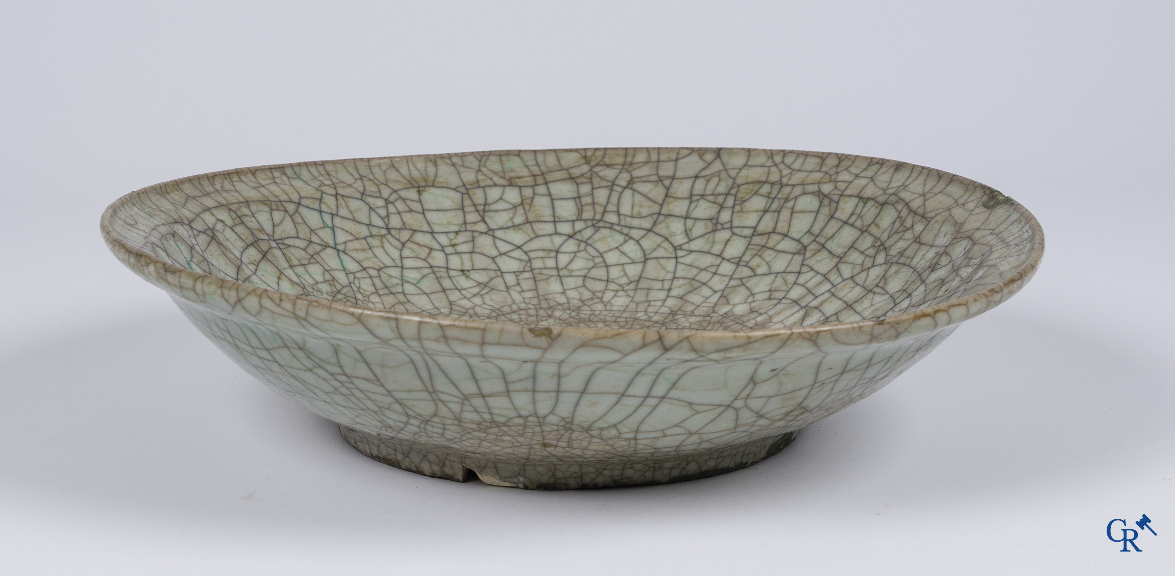 Aziatica, Chinees porselein. Een grote antieke Chinese geyao craquelé schotel in geglazuurde keramiek.