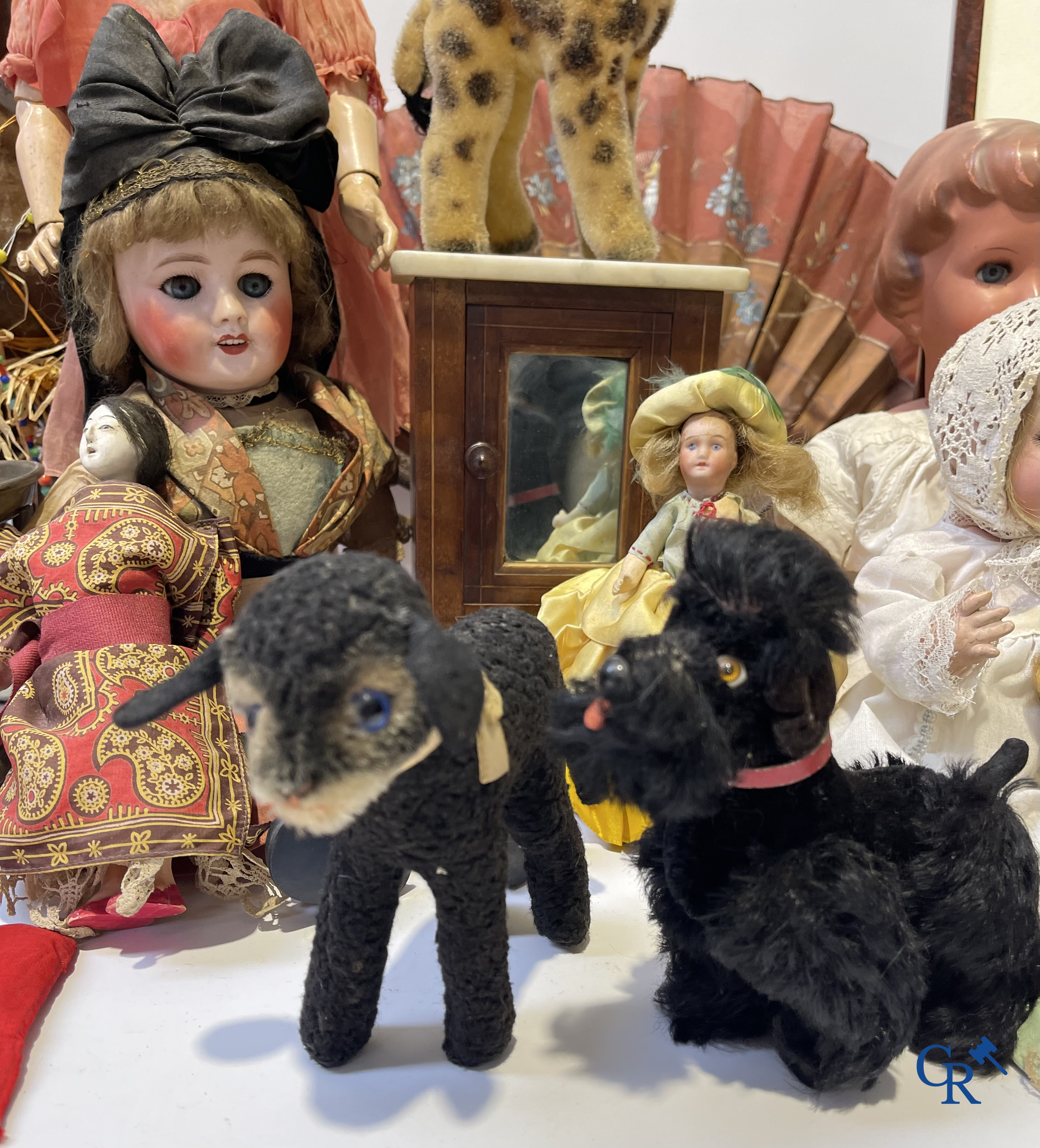 Vieux jouets, Grand lot avec différentes poupées anciennes et objets de collection.