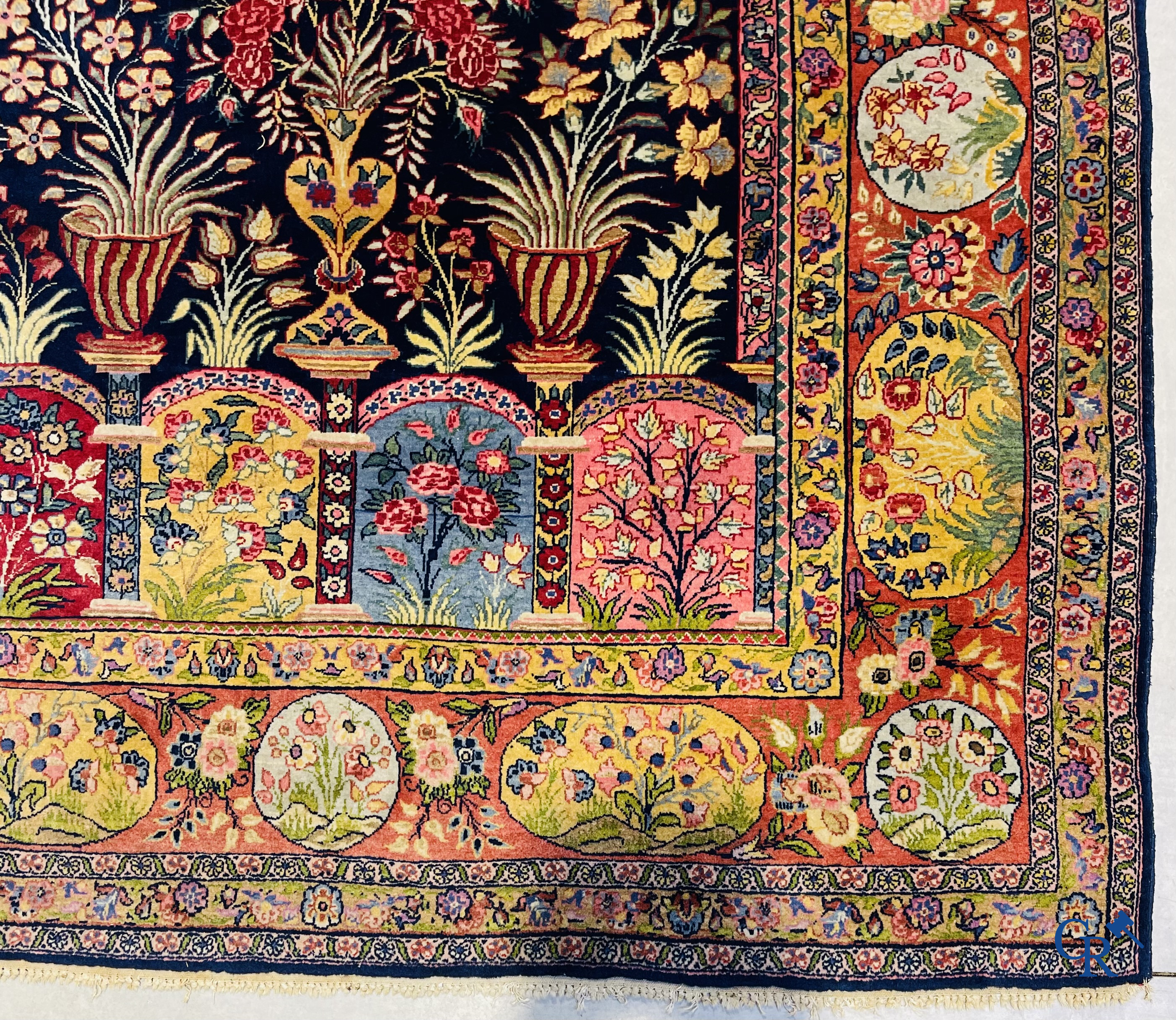 Tapis orientaux: Un tapis oriental finement noué avec un décor floral. Signé.