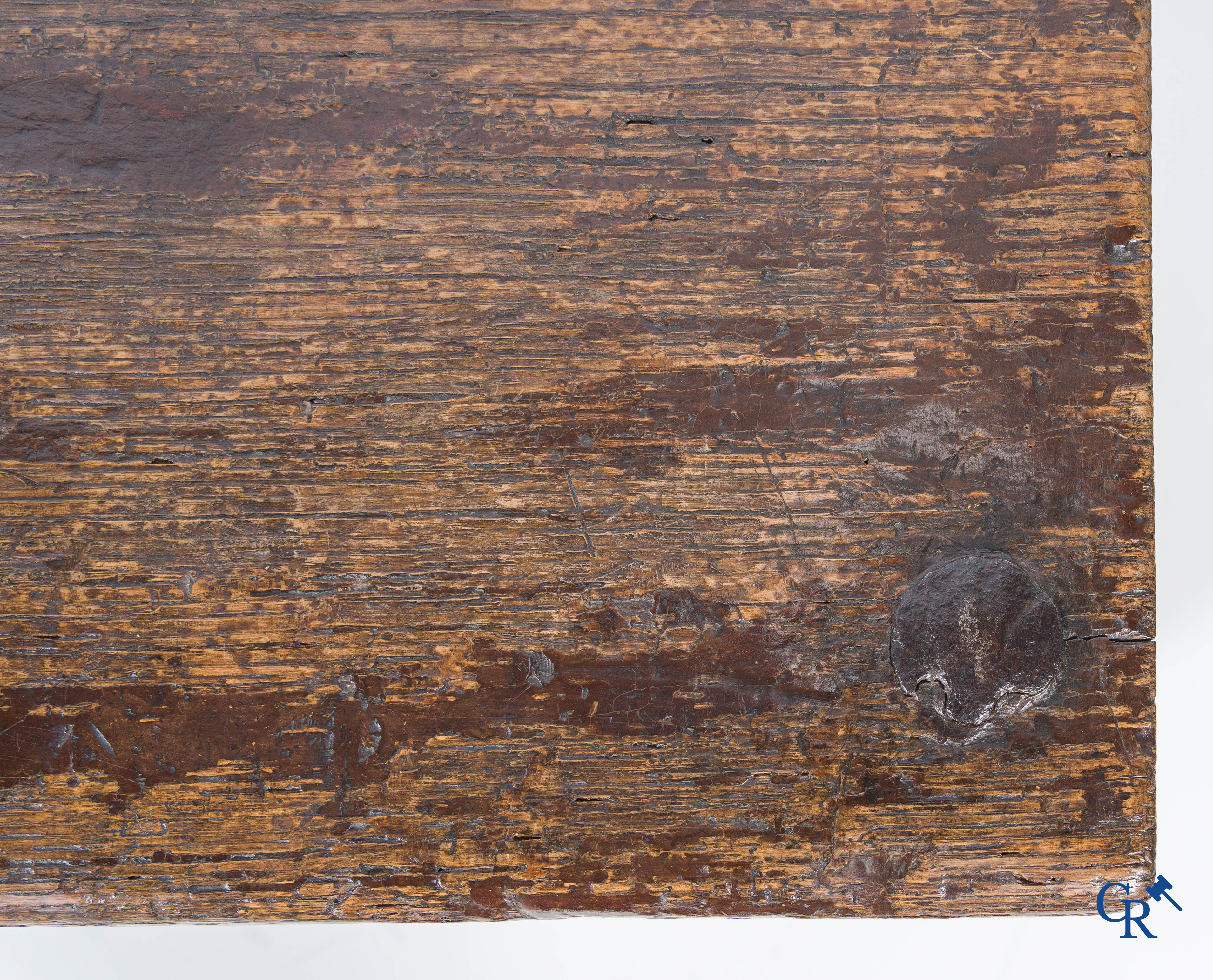 Gotiek. Een Gotische eikenhouten gesculpteerde koffer met zijn slotwerk in smeedijzer. 2de helft 15e eeuw.