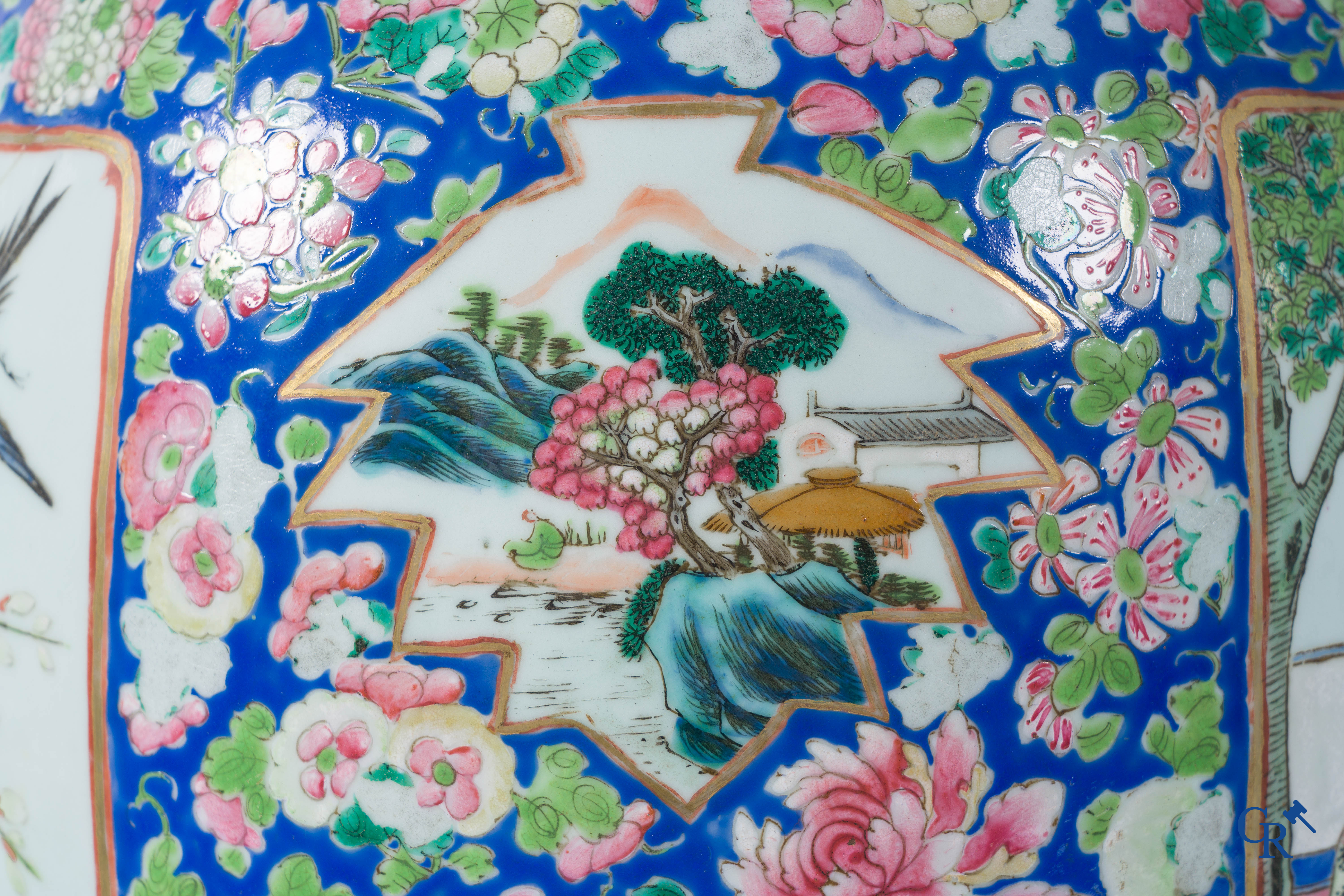 Art Asiatique: Porcelaine chinoise. Une paire d'importantes vases chinois avec un décor famille rose. Chine 19ème siècle.